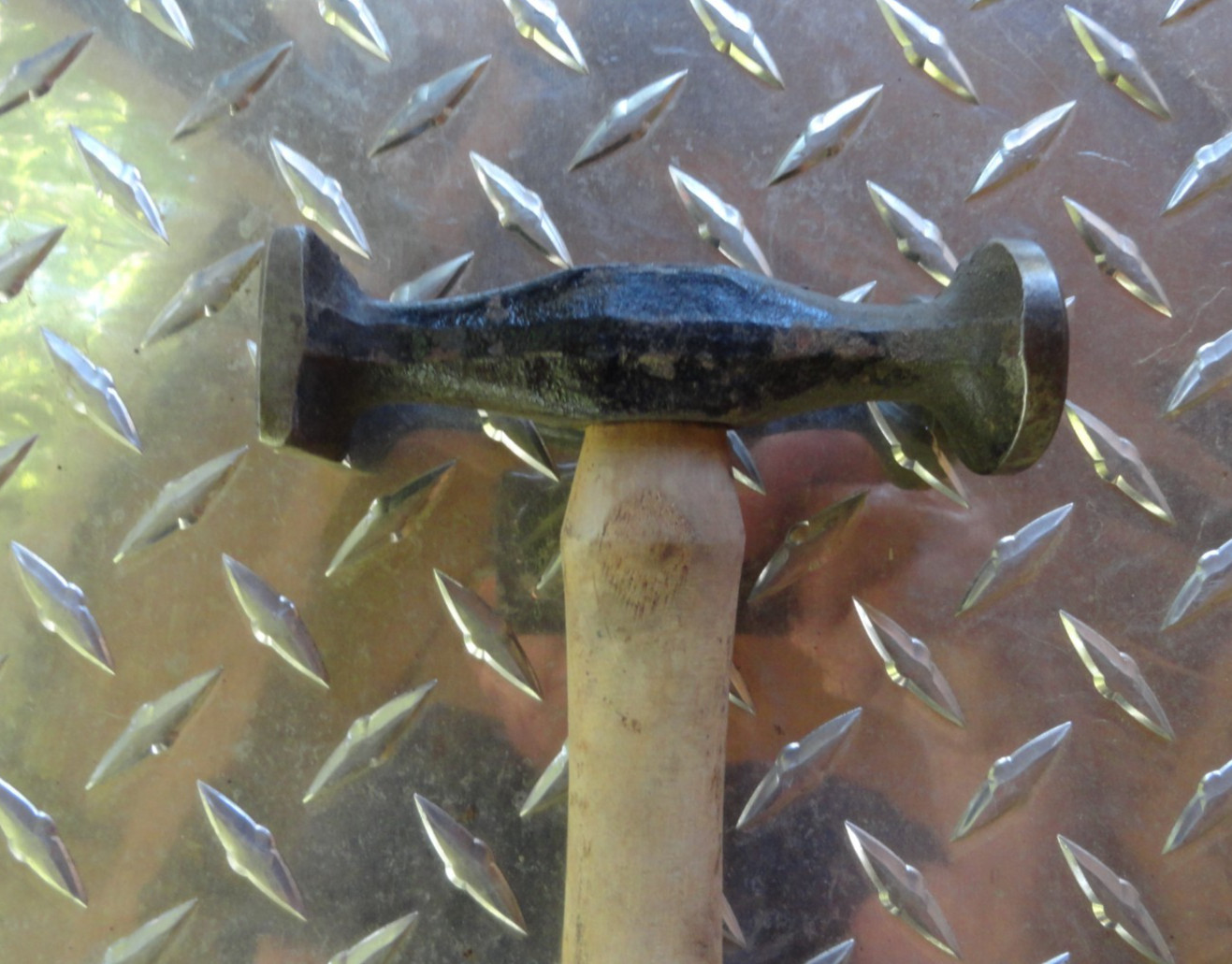 BODY REPAIR HAMMER USED 12″ HANDLE 4 1/4″ ACROSS HEAD 1 3/8″ FACE 14 OUNCES