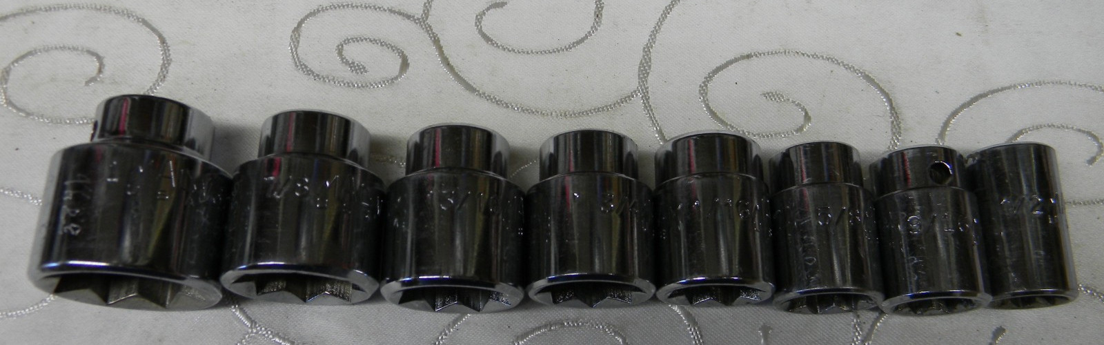 MAC TOOLS 1/2″ DR 8PC SAE 8PT CHROME SOCKET SET IN METAL TRAY #SV108TR 1/2″-1″