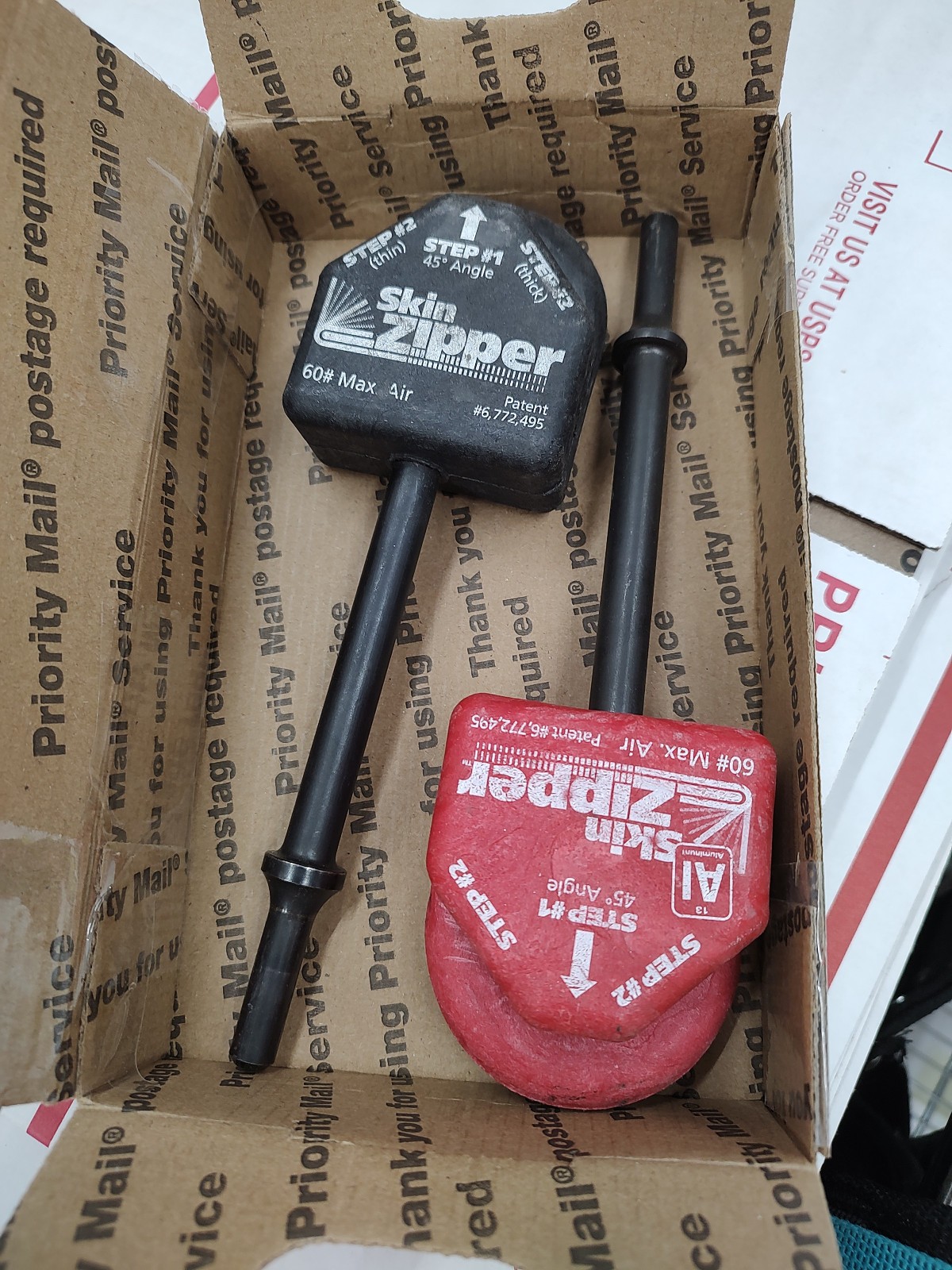 STECK SKIN ZIPPER (PAIR) 1 FOR STEEL PANELS (BLACK), 1 FOR ALUMINUM PANELS (RED)