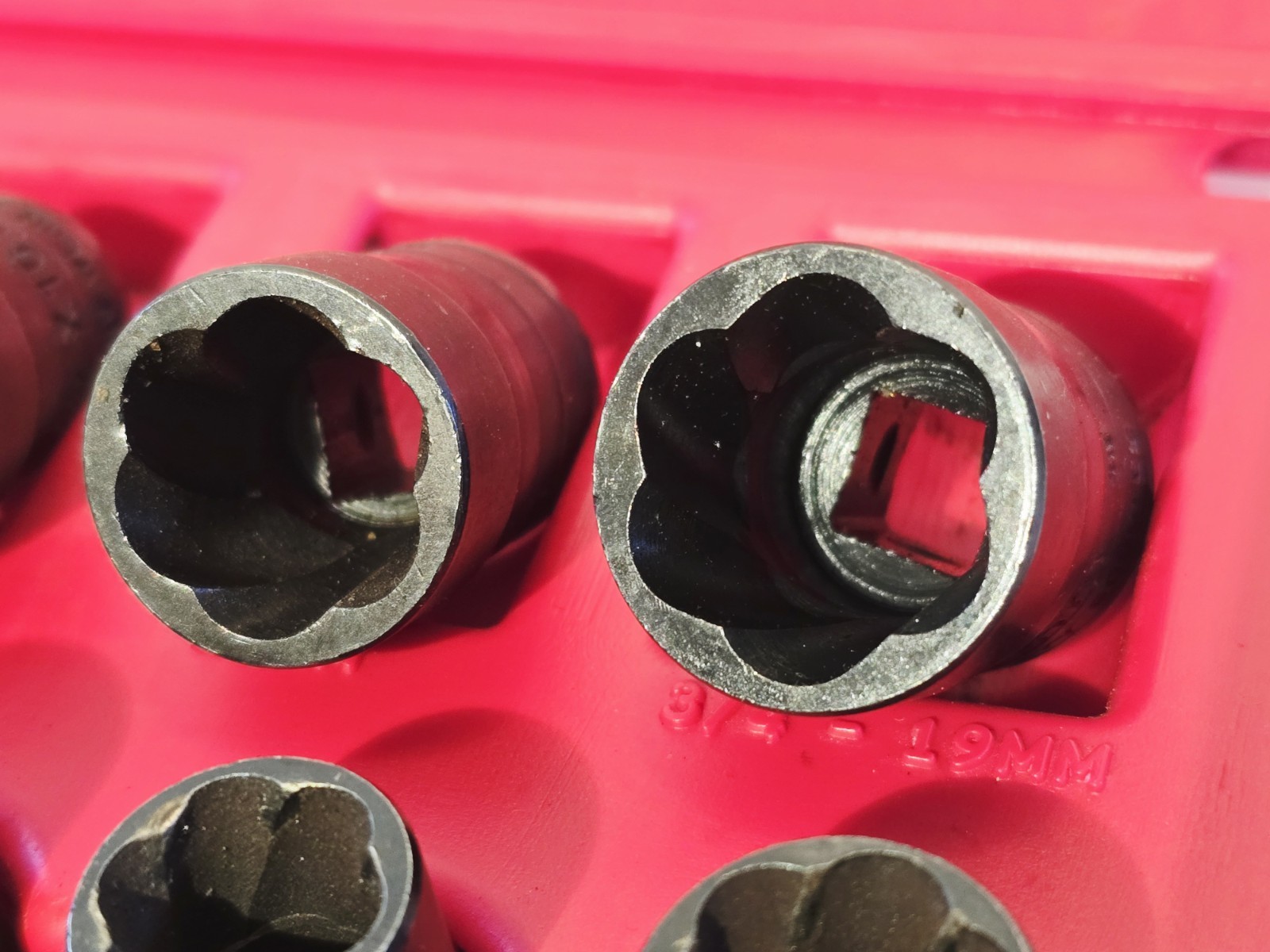 MAC TOOLS SXT9LR 9-Piece 3/8″ Dr Twist Socket Set 10-19mm – Damaged Bolt Removal