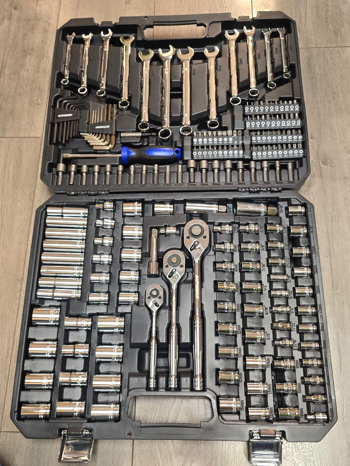 AutoGrip 200pc Master Tool Set w/1/4, 3/8 & 1/2 Dr Metric & SAE w/Wrenches 42200