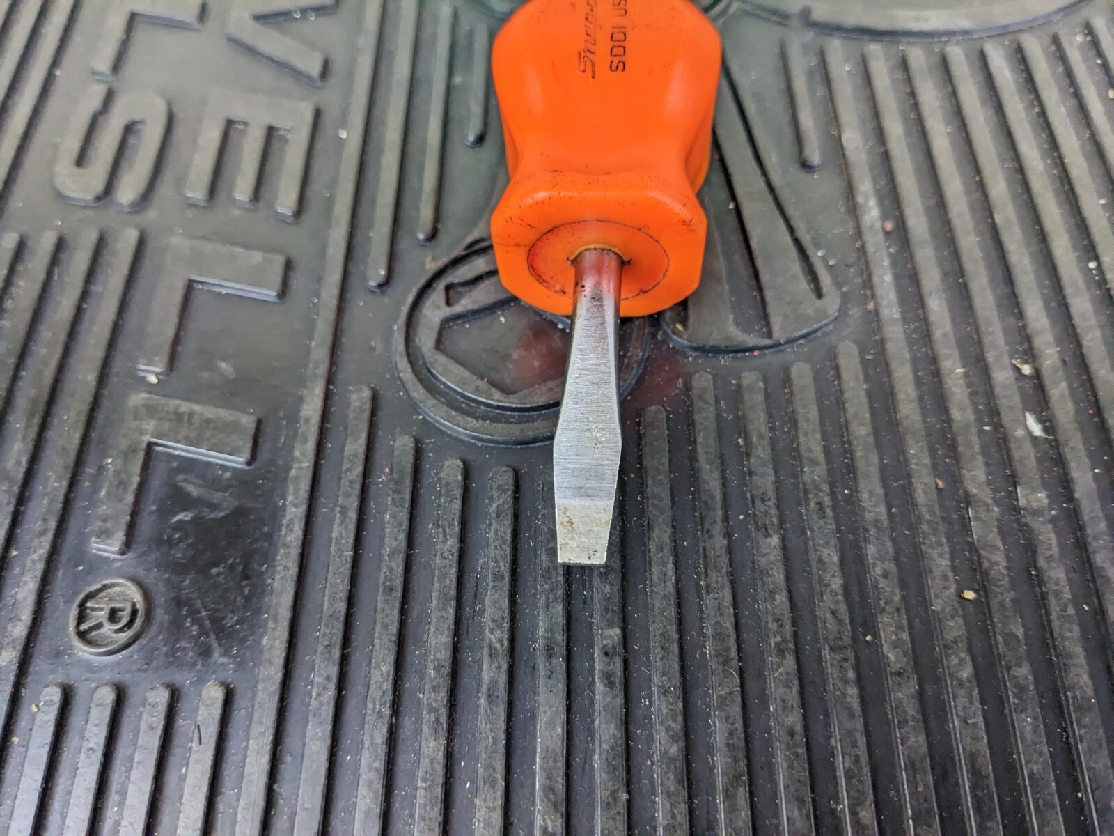 #bg902 Snap On SDD1 Stubby Flathead Screwdriver with Orange Hard Handle / USA