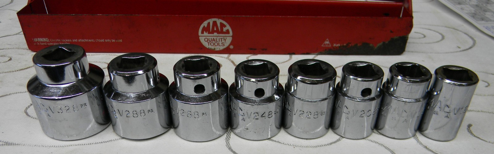 MAC TOOLS 1/2″ DR 8PC SAE 8PT CHROME SOCKET SET IN METAL TRAY #SV108TR 1/2″-1″