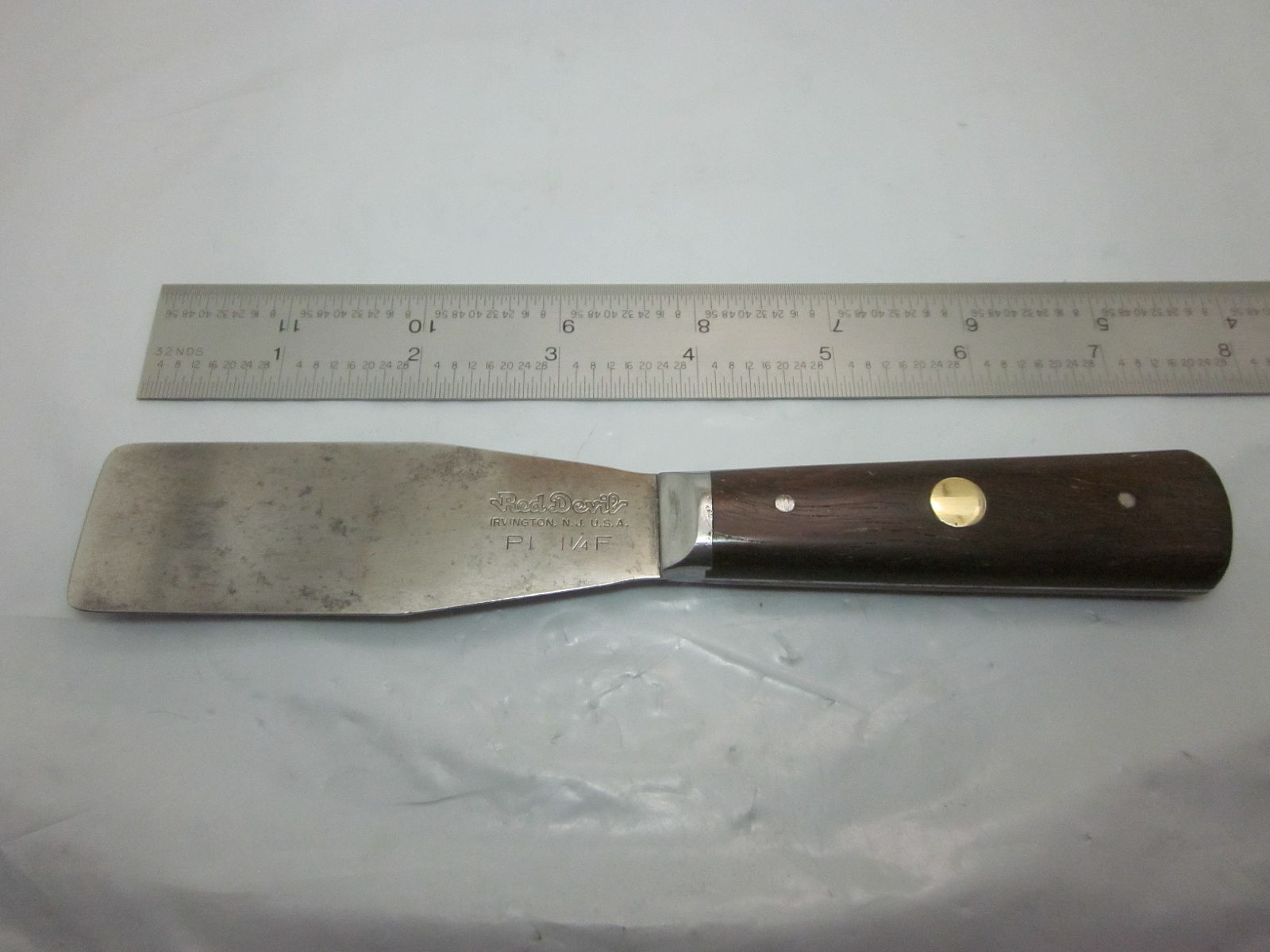 Red Devil 1&1/4″F Flexable Putty Knife Wood Handle 3 Pins USA 1940’s~1950’s Era