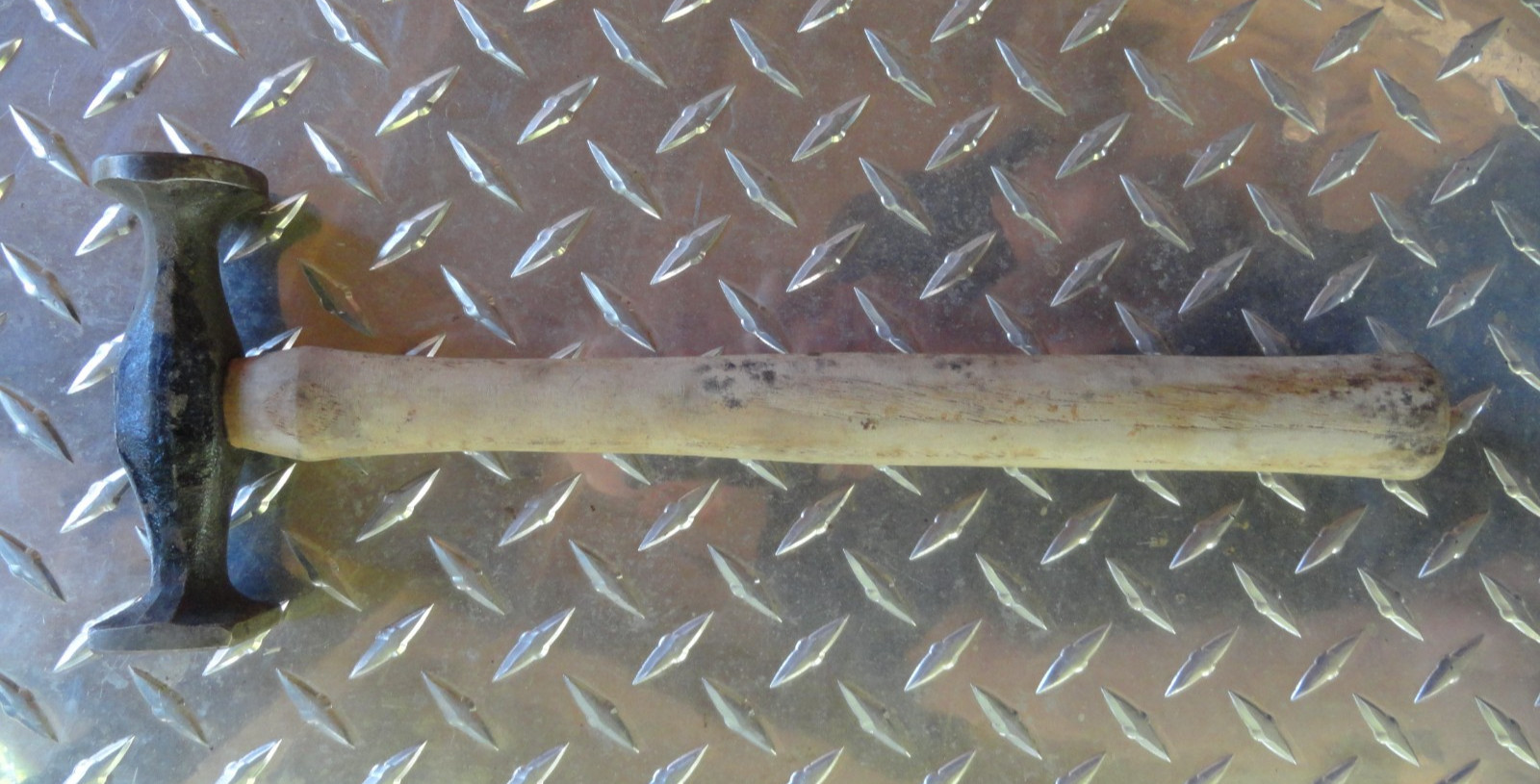 BODY REPAIR HAMMER USED 12″ HANDLE 4 1/4″ ACROSS HEAD 1 3/8″ FACE 14 OUNCES