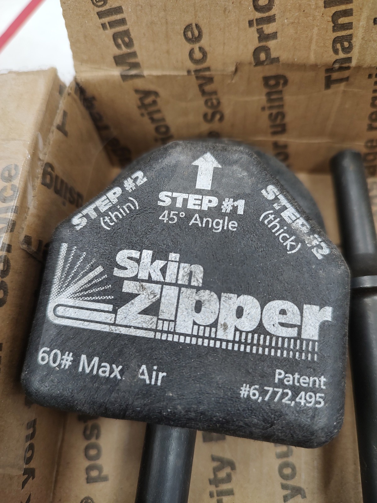 STECK SKIN ZIPPER (PAIR) 1 FOR STEEL PANELS (BLACK), 1 FOR ALUMINUM PANELS (RED)