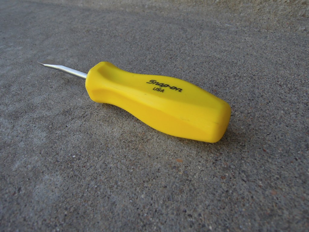 Snap-on SDD2A Standard Slotted 3/16 Tip Blade Yellow Hard Handle Screwdriver USA