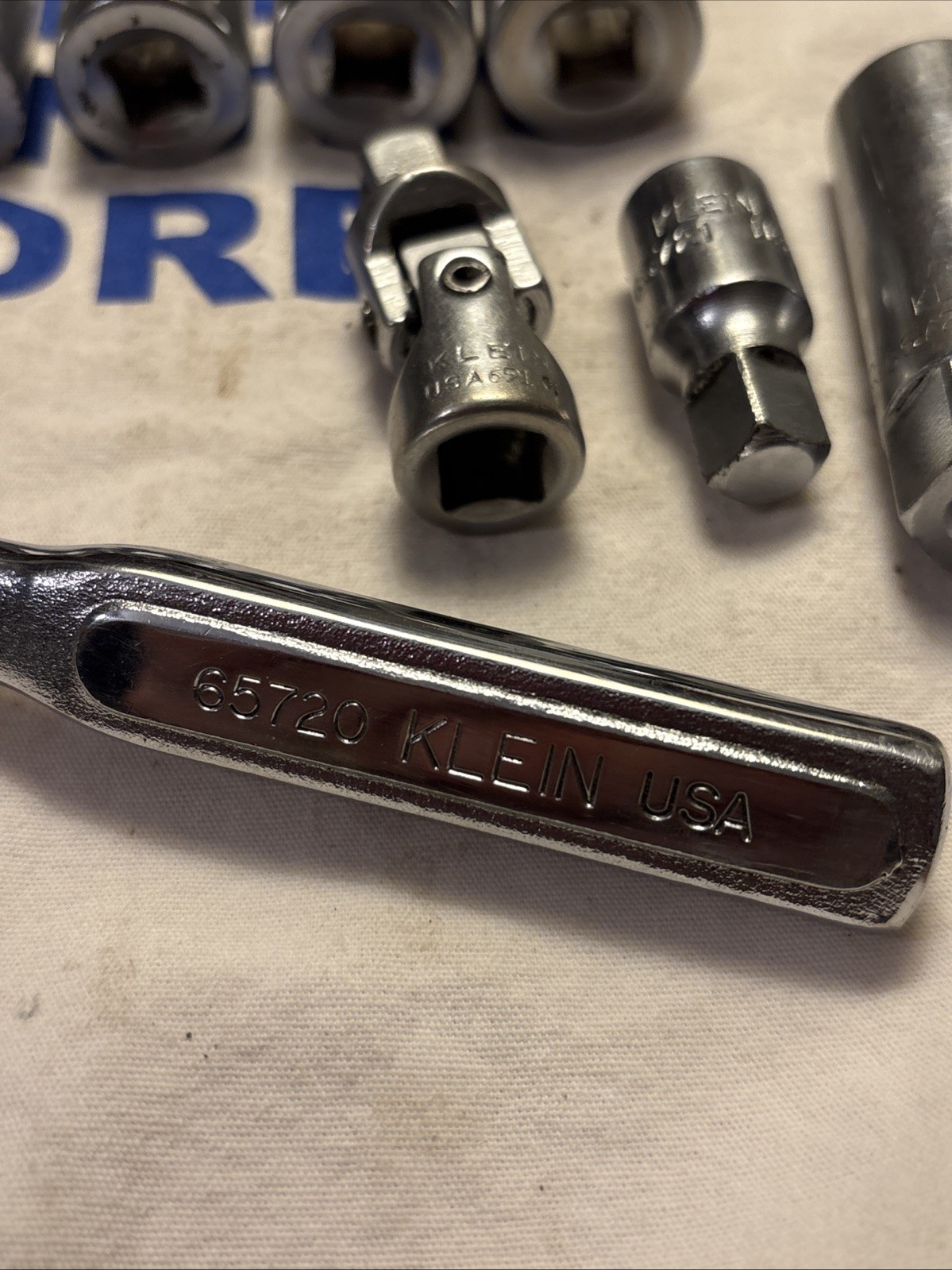 Klein Tools USA 3/8″ Drive 11pc Socket Set w/ Ratchet, Swivel, Metal Box