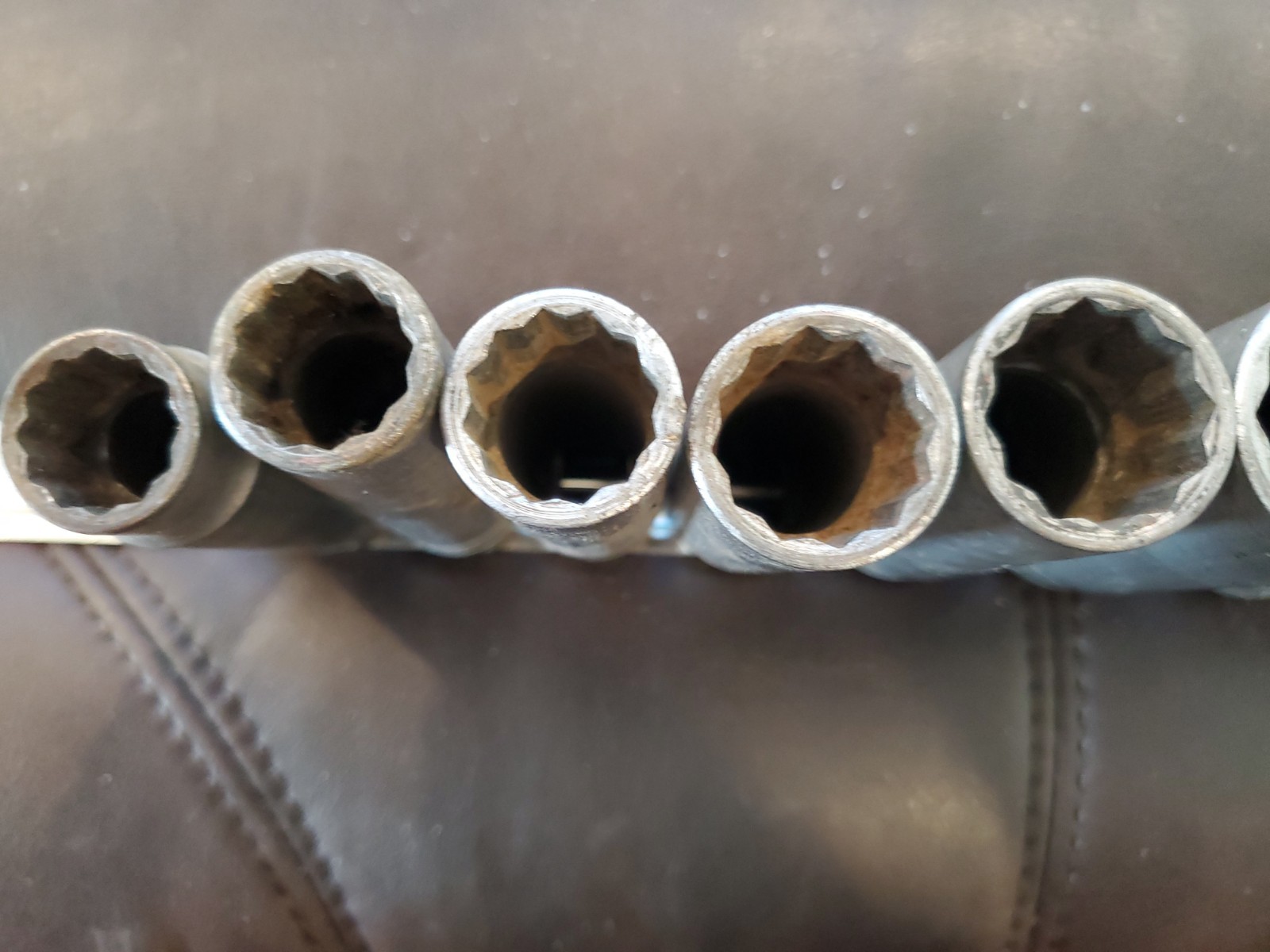 Snap On 9pc 1/2in Drive Deep Well Socket Set Sae 9/16″ – 1-1/8″ w/ Carrier, 12pt