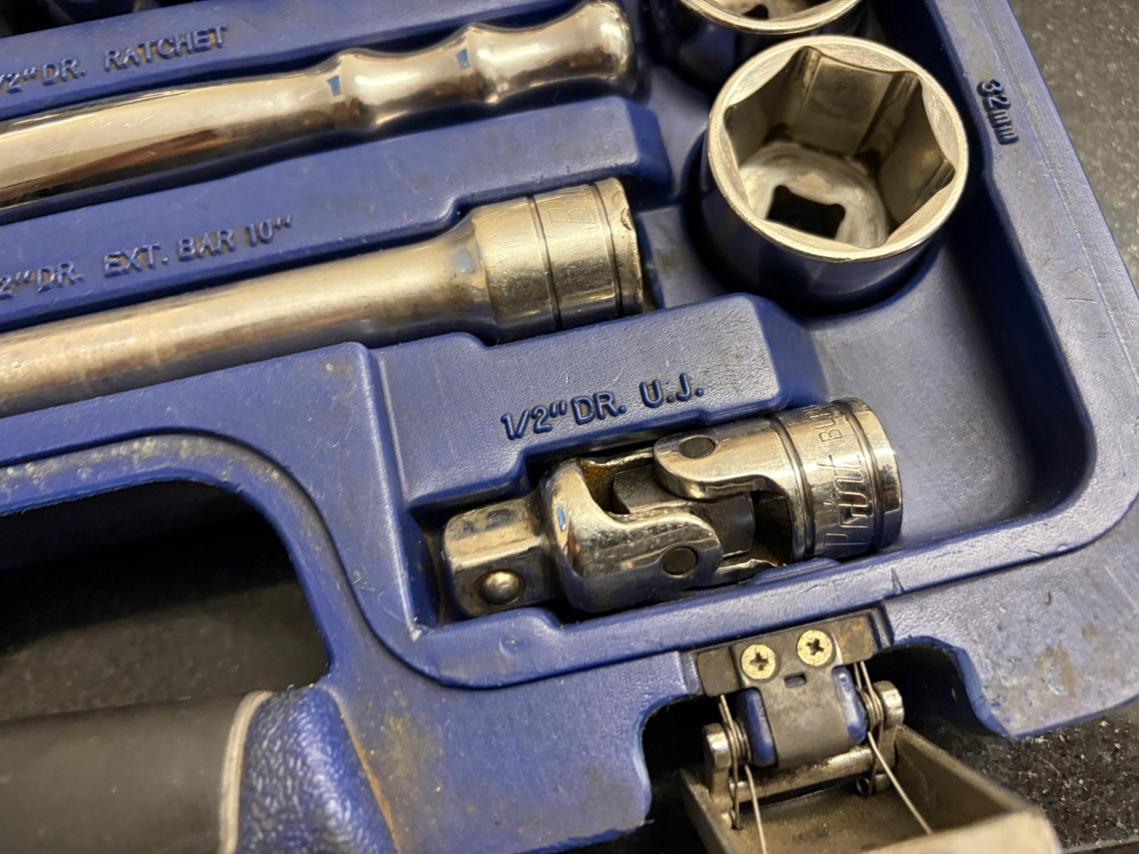 Blue Point 33 pc 1/2″ Drive SAE/Metric General Service Socket Set BLPGSS1233