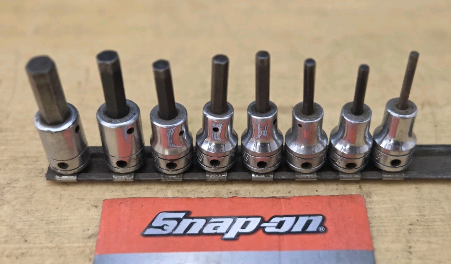 Snap On 208EFAY – 3/8″ Drive 8 Pc SAE Standard Hex Bit Socket Driver Set