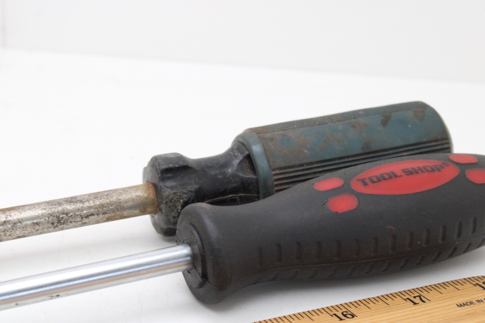 Lot of 2 Slotted/Flat Screwdrivers Long Shaft Soft Grip Heavy Duty 16″ and 12″