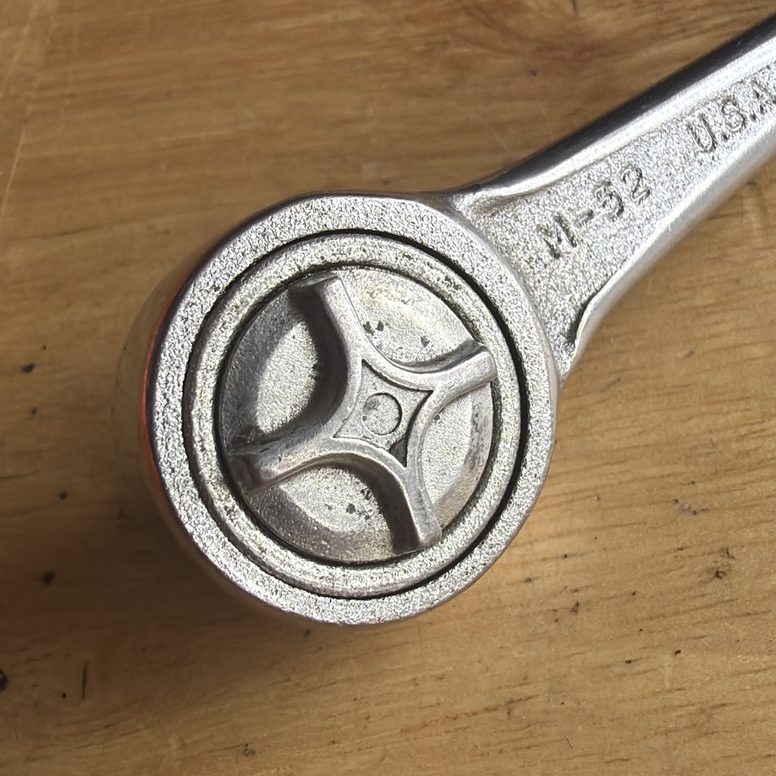 J.H. Williams 5″ Long Ratchet 1/4″ Drive Round Head Knurled Handle M-52 Vtg USA