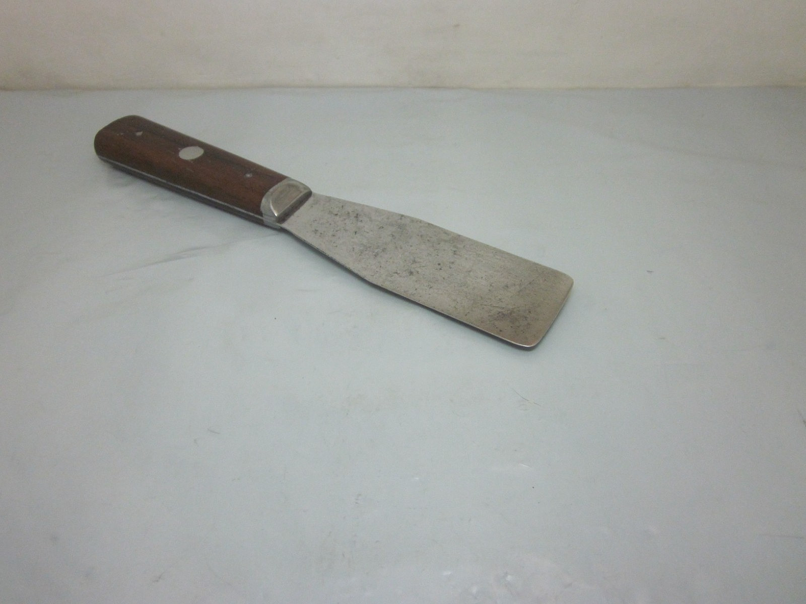 Red Devil 1&1/4″F Flexable Putty Knife Wood Handle 3 Pins USA 1940’s~1950’s Era