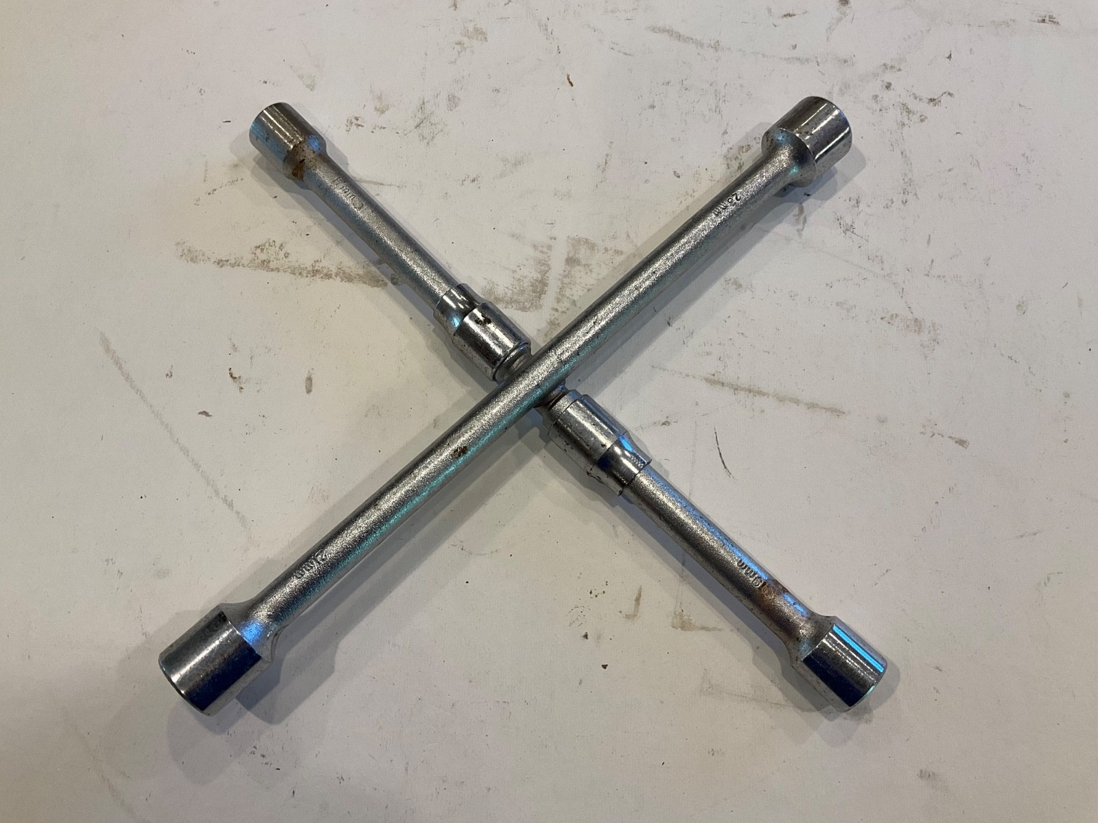 Universal Tire Lug Nut Wrench 4 Way Heavy Duty Folding 13/16 1/16 3/4 .9″ Taiwan