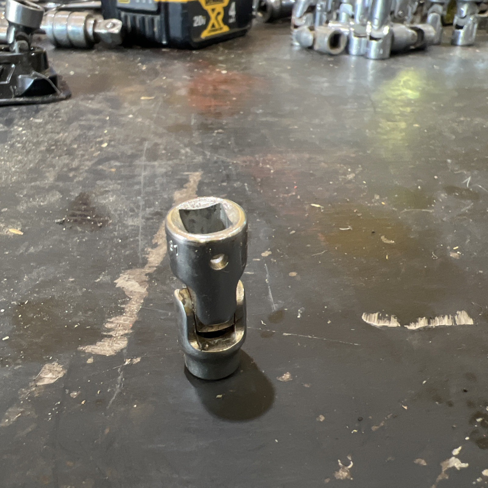 Snap-on 1/4 drive Universal Swivel Wobble Socket TMU81 12Pt 1/4 inch SAE CLEAN
