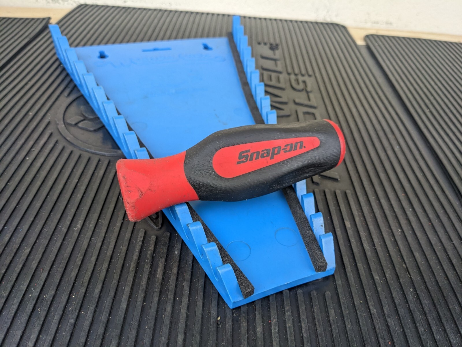 #bd747 Snap-on USA RED Soft Grip for 7/32″ Flat Cabinet Screwdriver SGD4120BR