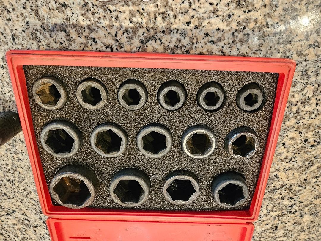 Snap On 3/4 Drive, Sockets, Ratchets, T Bars, & Extensions READ BELOW. 65 Pieces