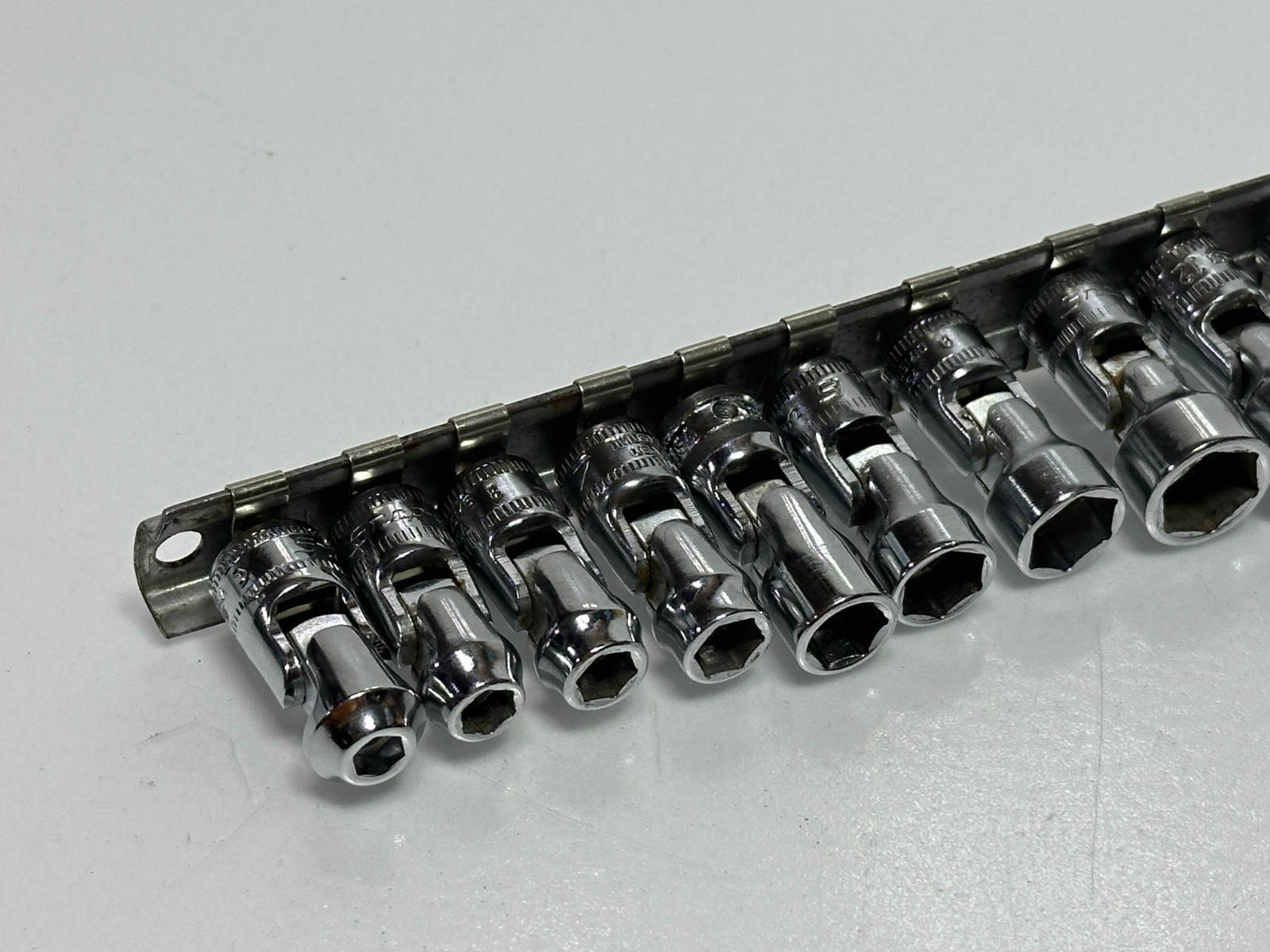 Snap On 12pc 111TMUSMA + 5mm 1/4″ Dr. Metric Universal Swivel Socket Set 5-15mm