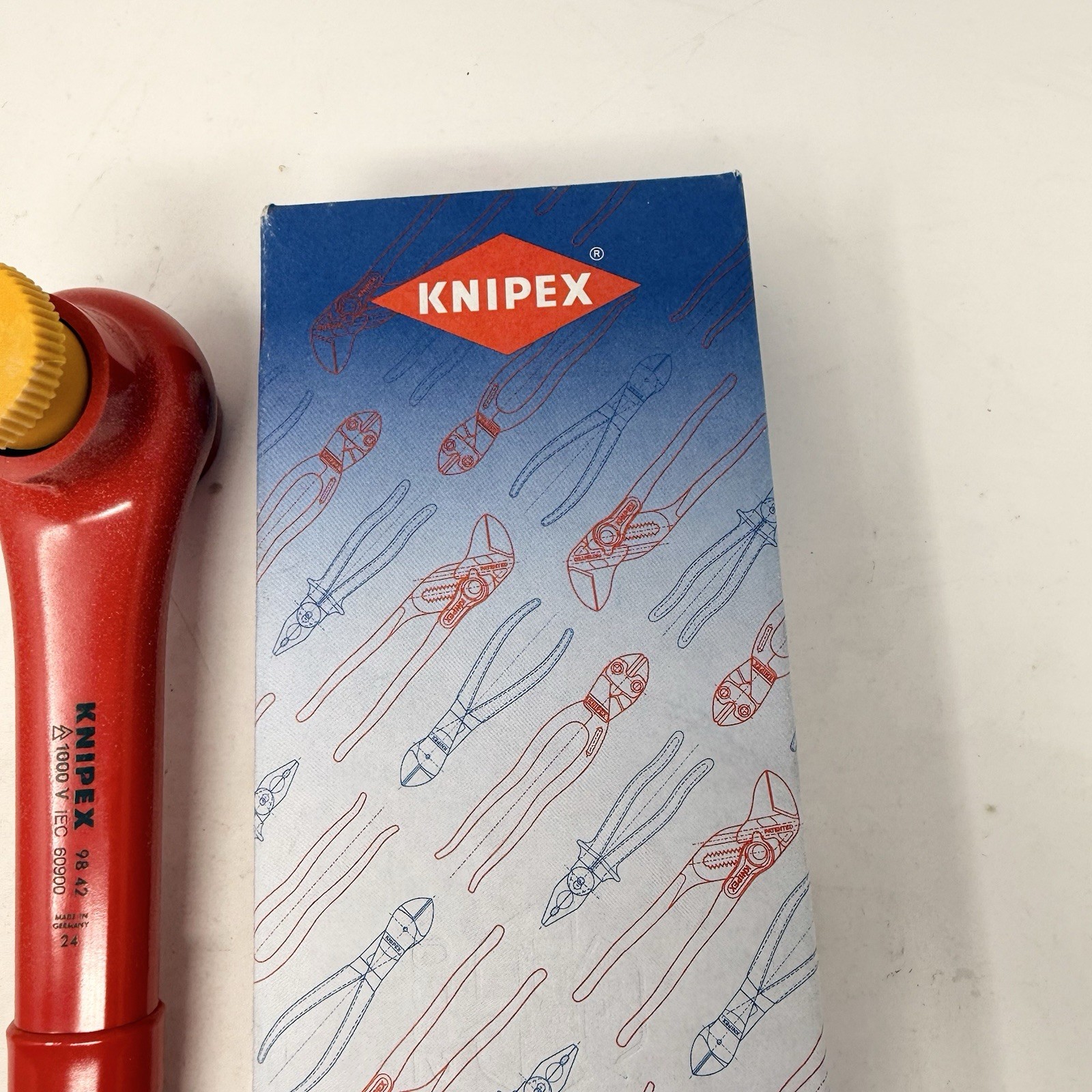Knipex 98 42, 10 3/4″ Reversible Ratchet, 265mm Drive-1000V Insulated