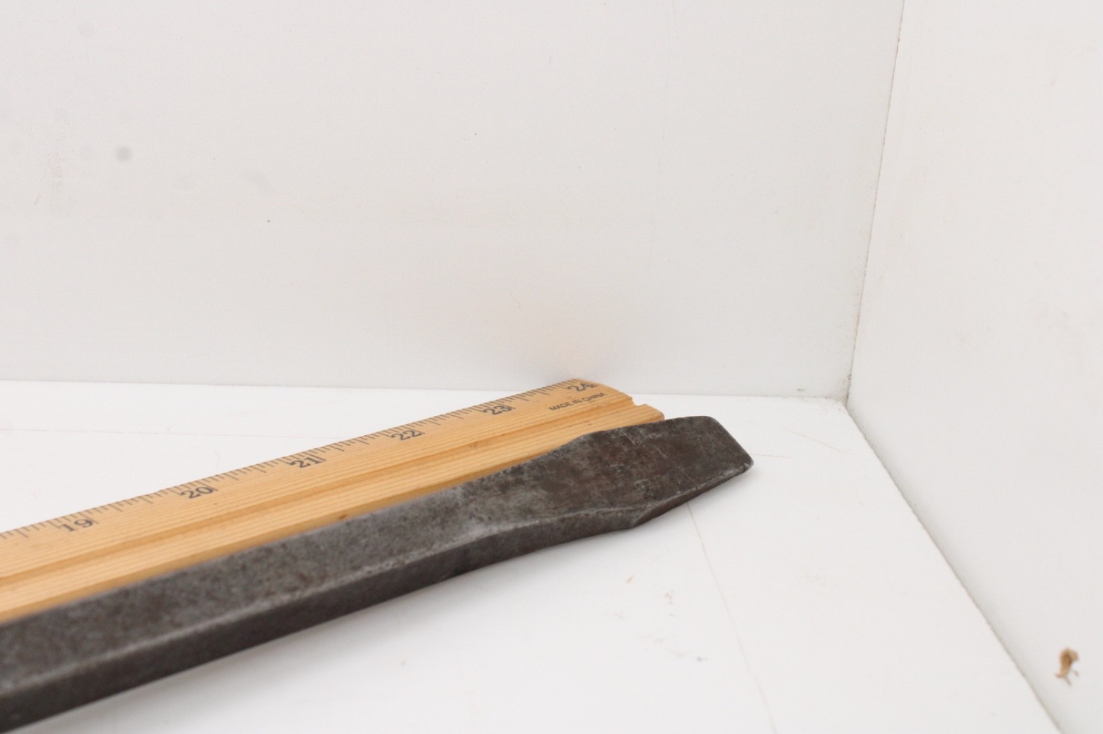 Unbranded 5/8″ Blade 18″ Long Shaft Flat Hard Maroon Handle Screwdriver