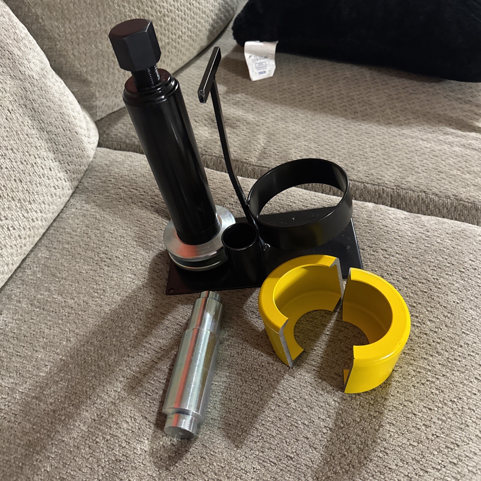 JEGS 60659 Carrier & Pinion Bearing Puller Is What You See In This Pictures