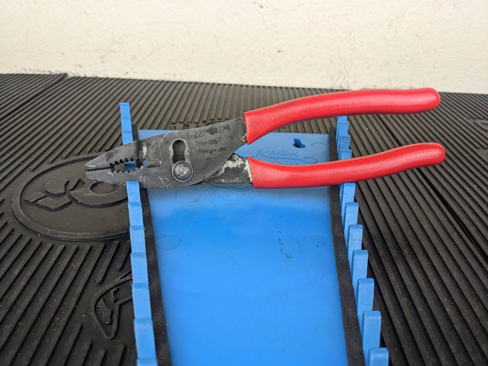 #av992 Snap On Tools USA 8-1/4″ Red Talon Grip Long Slip Joint Pliers 137CF