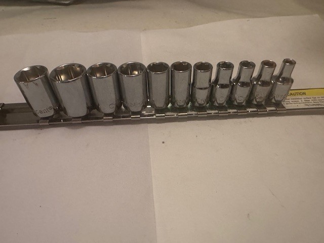 NEW – OPEN BOX CRESCENT 22 PC 1/4″ DRIVE 6 POINT METRIC / SAE SOCKET SET W/ RAIL