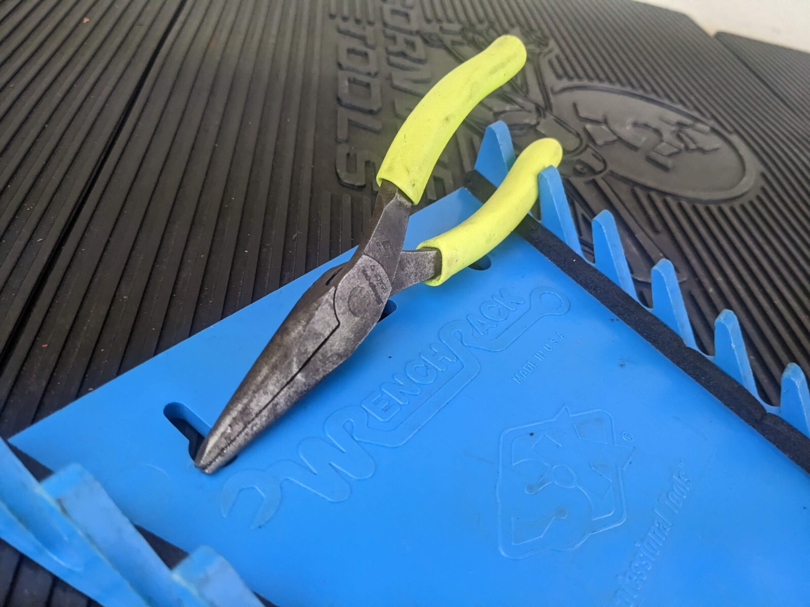 #az165 Snap-on Tools USA HI-VIZ 6″ Soft Grip Needle Nose Pliers 95ACFHV