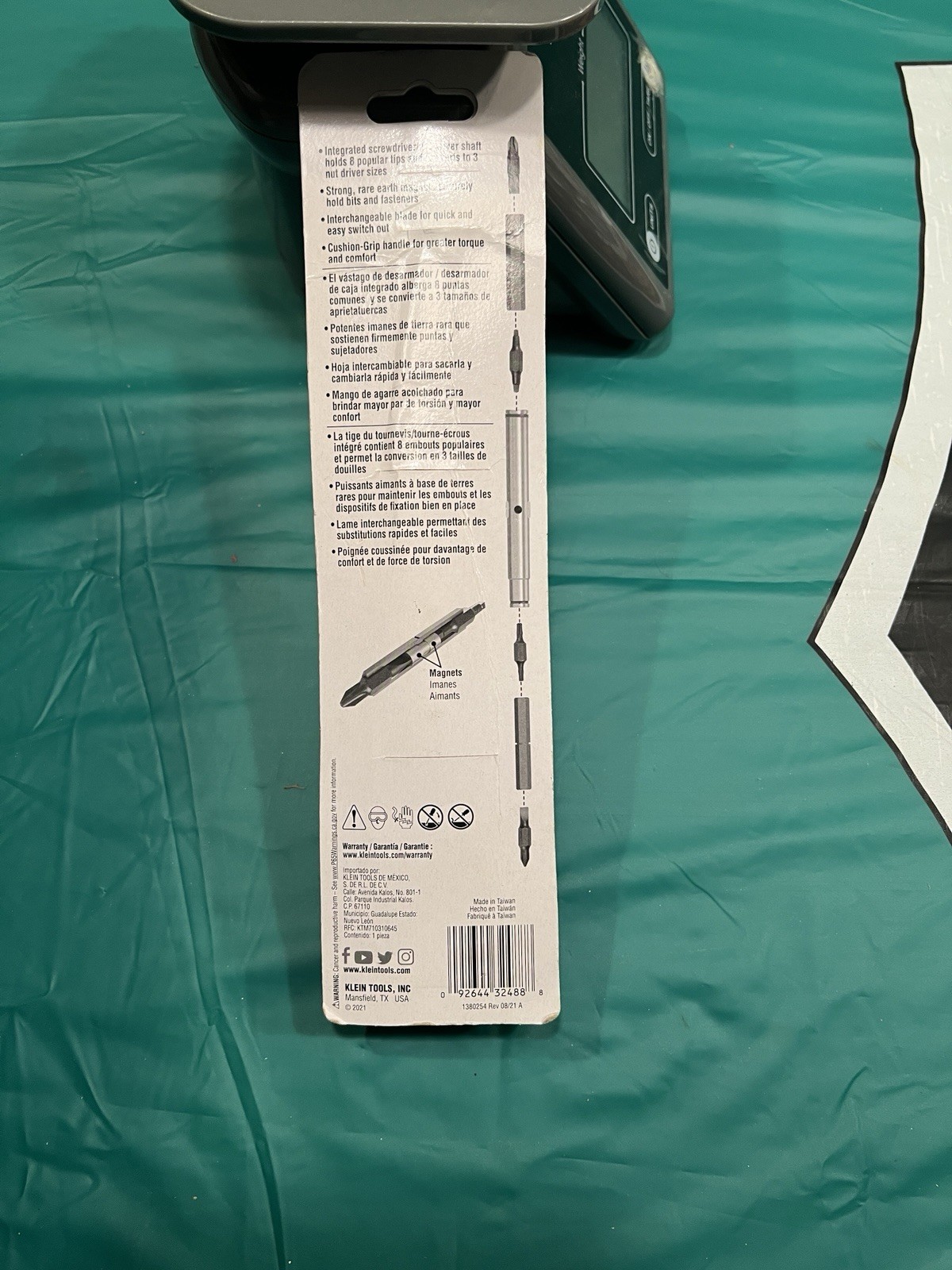 New! Klein Pro 11-in-1 Magnetic Flip Screwdriver/ Nut driver #32500MAG Box Crack