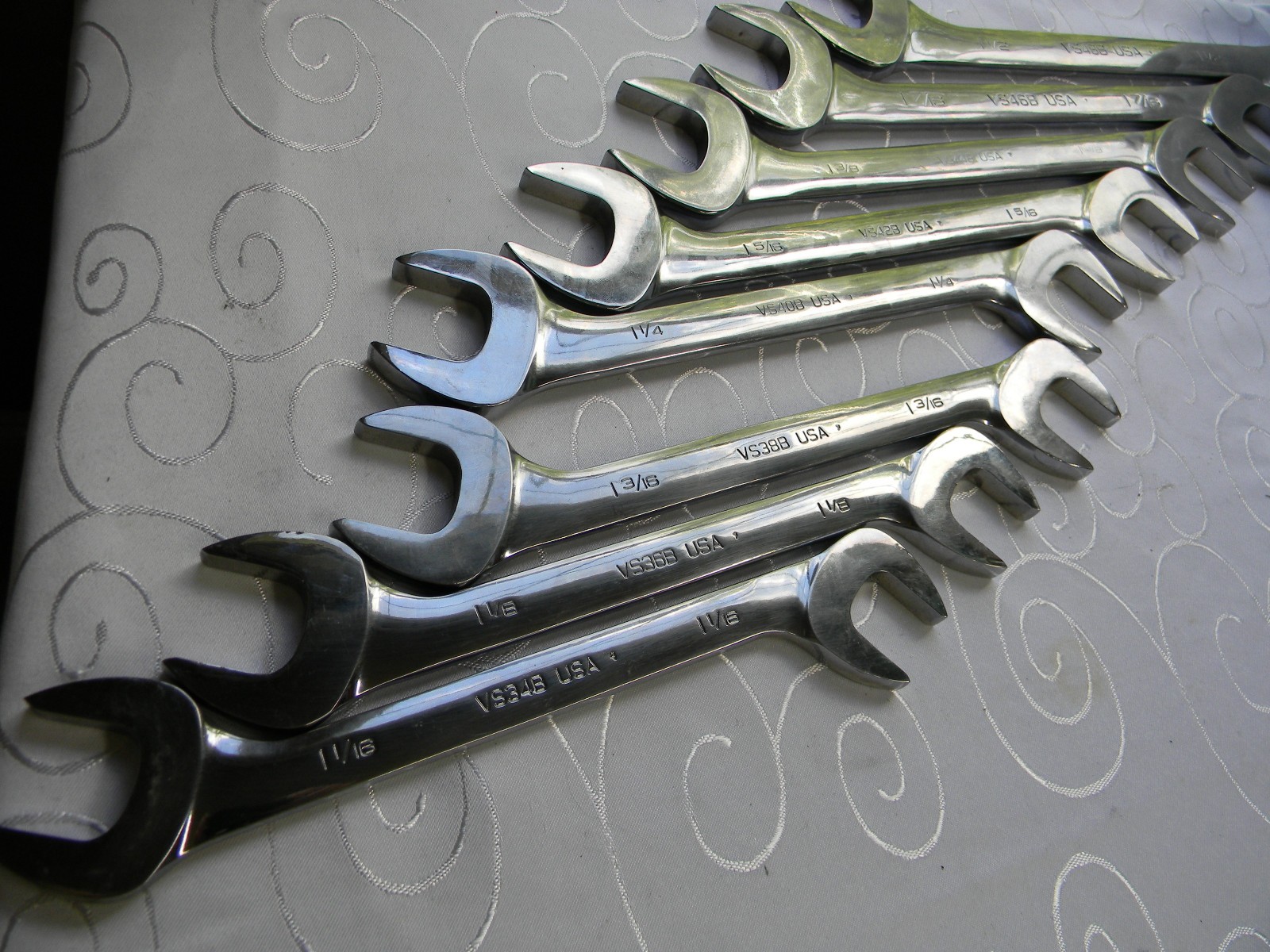 SNAP-ON 8PC SAE FOUR-WAY ANGLE HEAD OPEN-END WRENCH SET 1-1/16-1-1/2″ VS24-VS48B