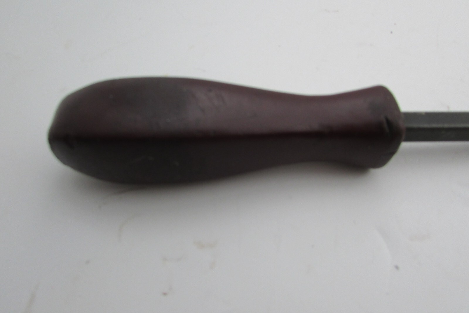 MATCO TOOLS SCREWDRIVER — VINTAGE — MAROON / RED HANDLE – 17″ LONG – SDM1212