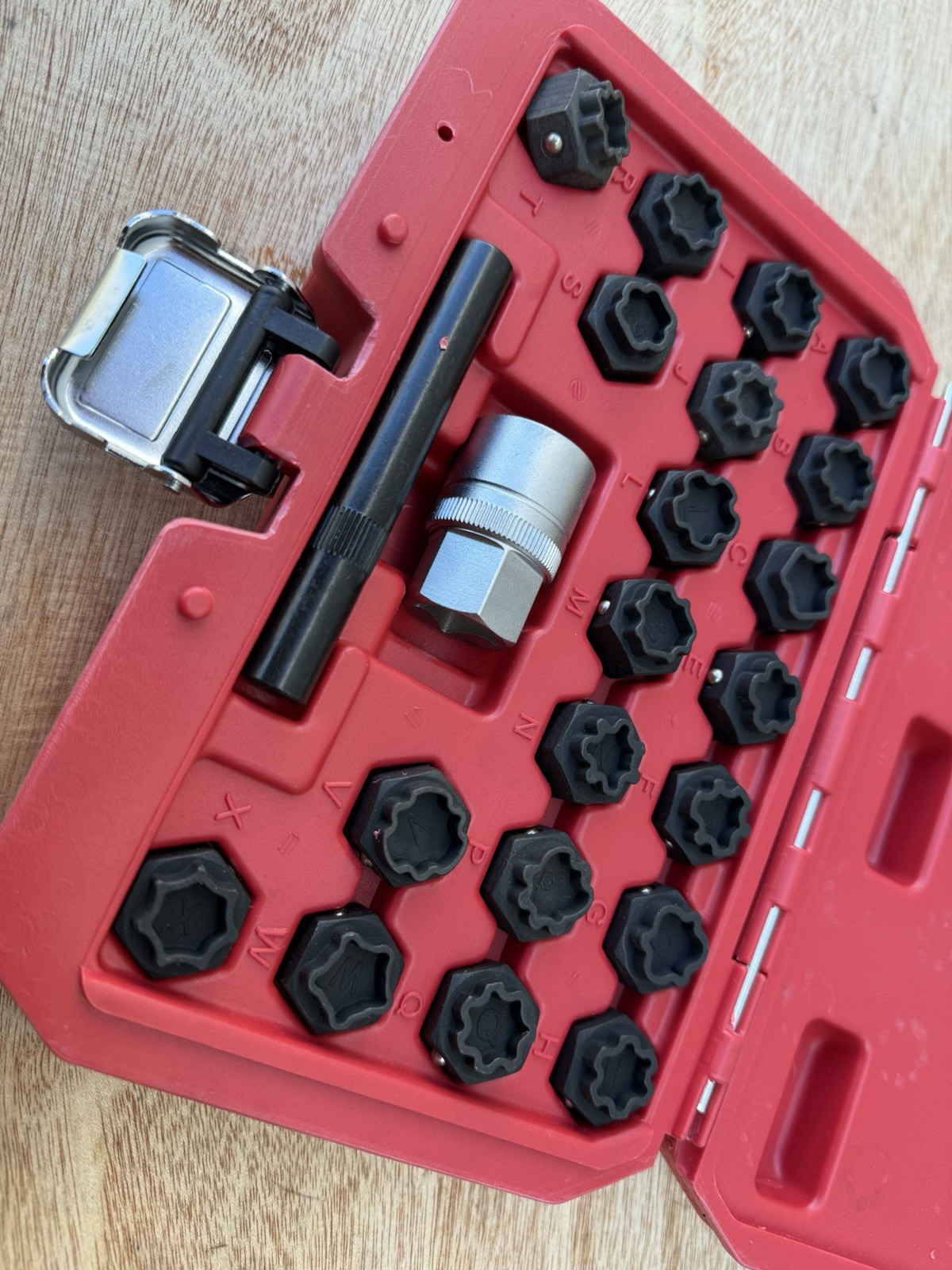 22pcs Anti-Theft Wheel Lock Screw Lug Nut Removal Key Socket Set For Audi