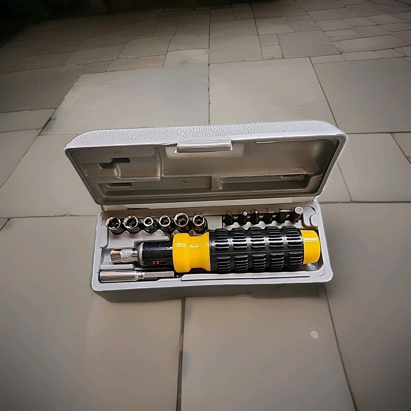 Small Ratcheting Screw Deiver And Socket Set Its A 14 Piece Set