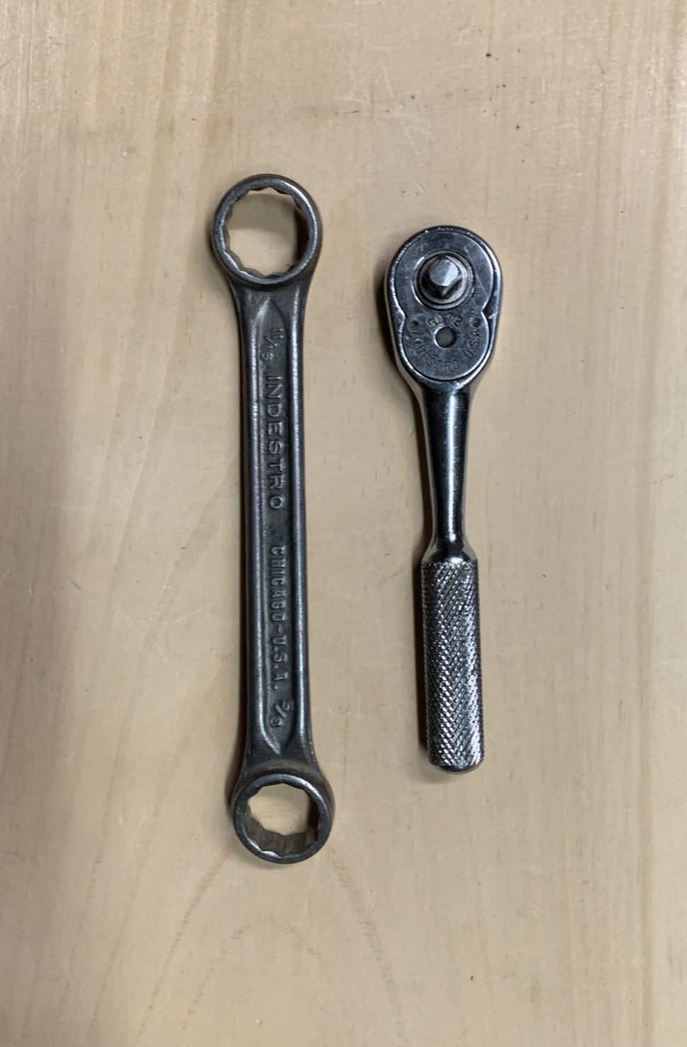 Vintage INDESTRO 1/4″ Drive Ratchet 6072 AND INDESTRO 5/8 X 11/16 Box End Wrench