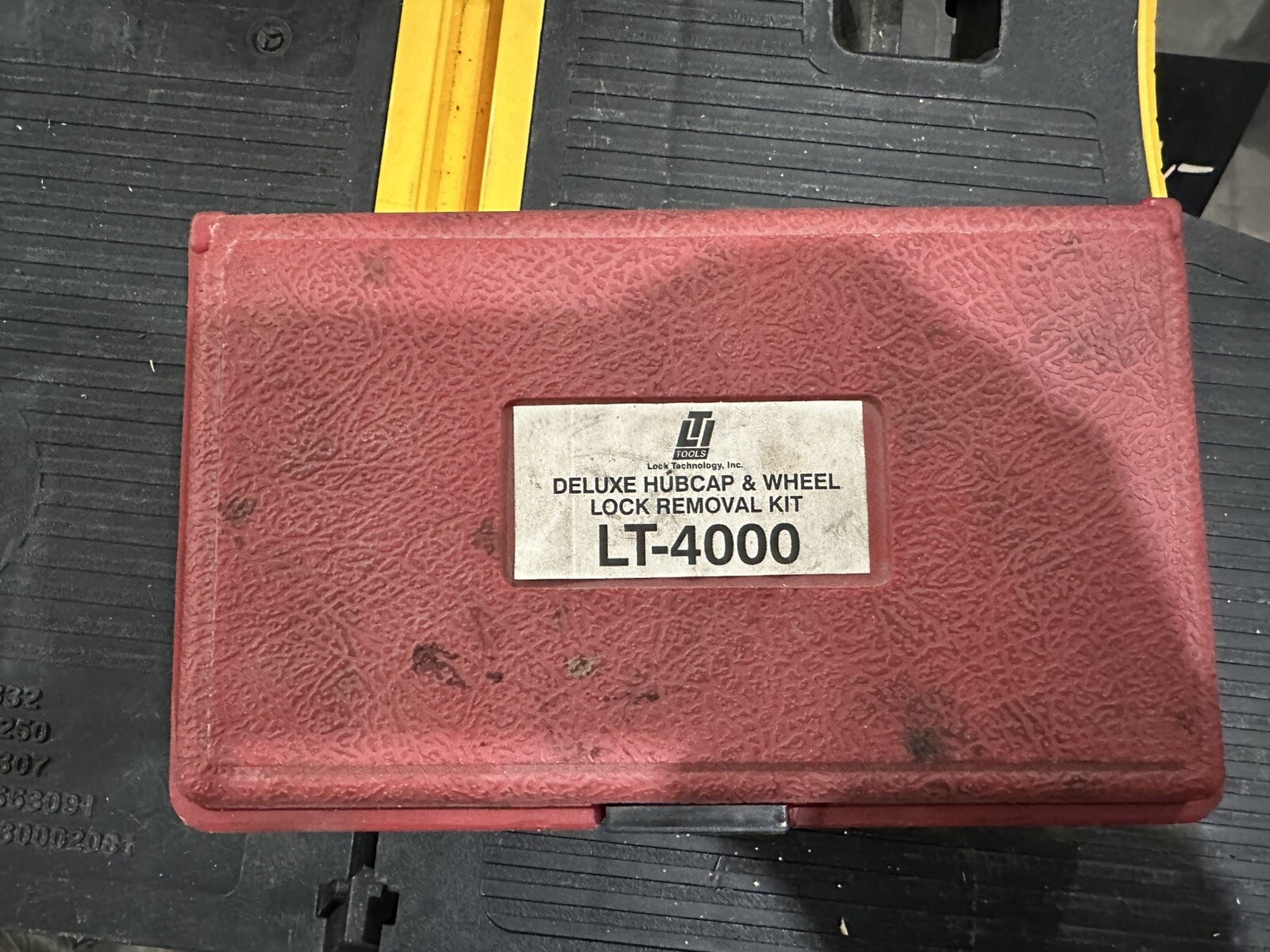 LTI LT-4000 Deluxe Hubcap & Wheel Lock Removal Kit