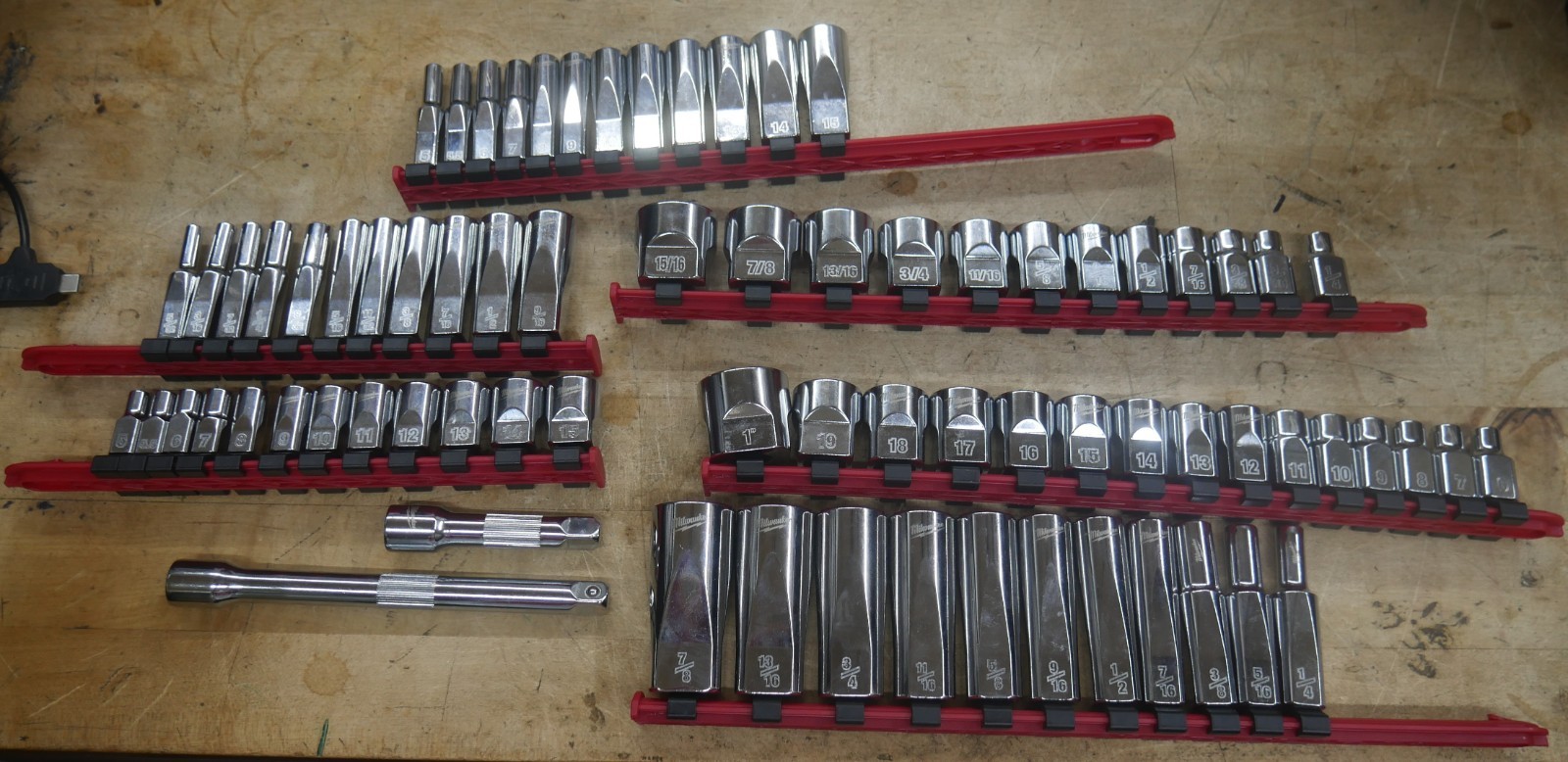 MILWAUKEE ASSORTED DEEP WELL & REGULAR SOCKETS METRIC & STANDARD 75 3/8, 1/4