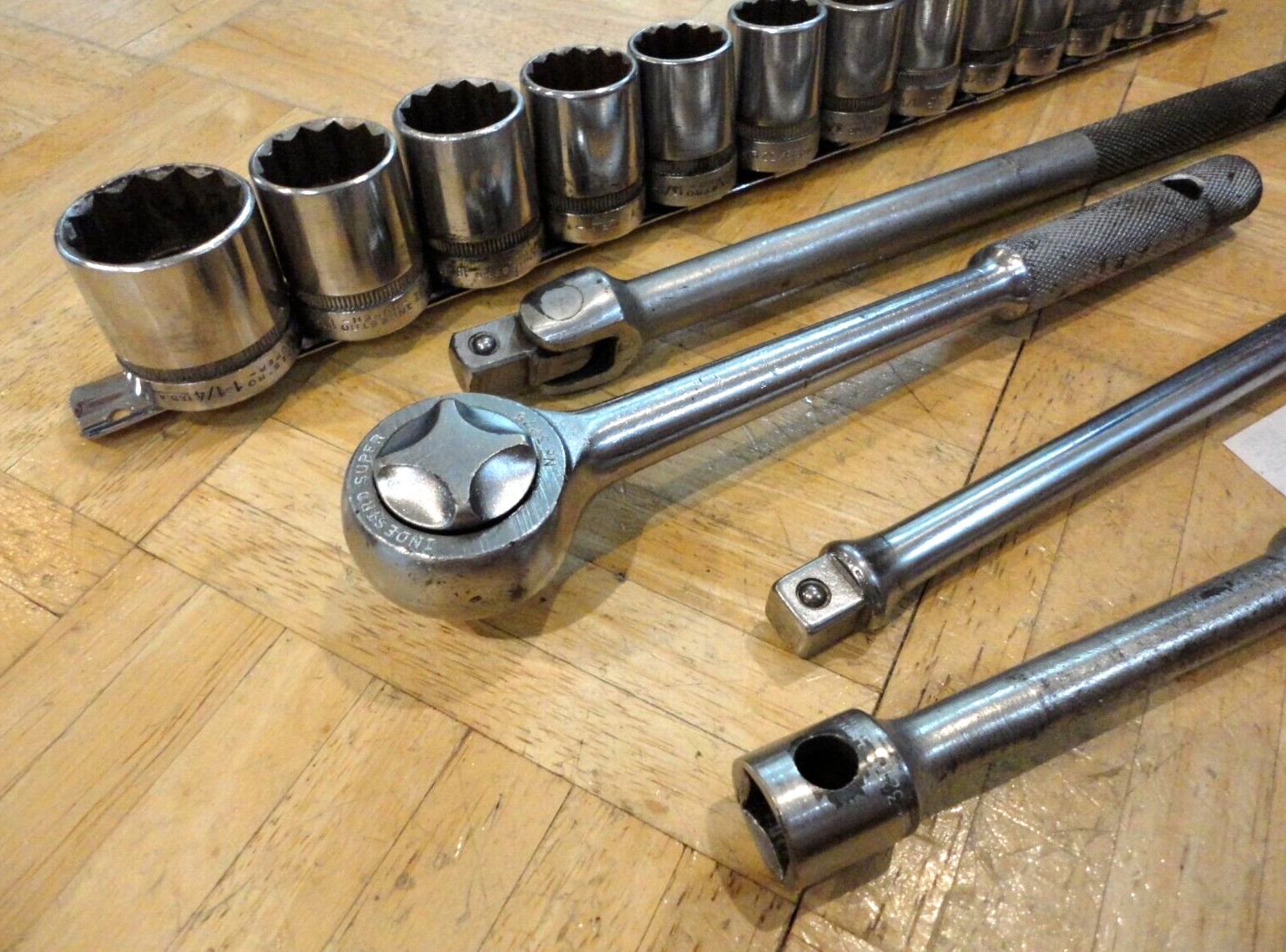 INDESTRO SUPER TOOLS 17 PIECE 1/2 DRIVE SAE. GENERAL SERVICE SET