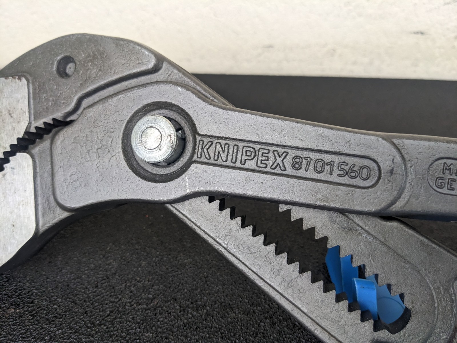 #bm389 Knipex 8701560 22″ Cobra self gripping pliers