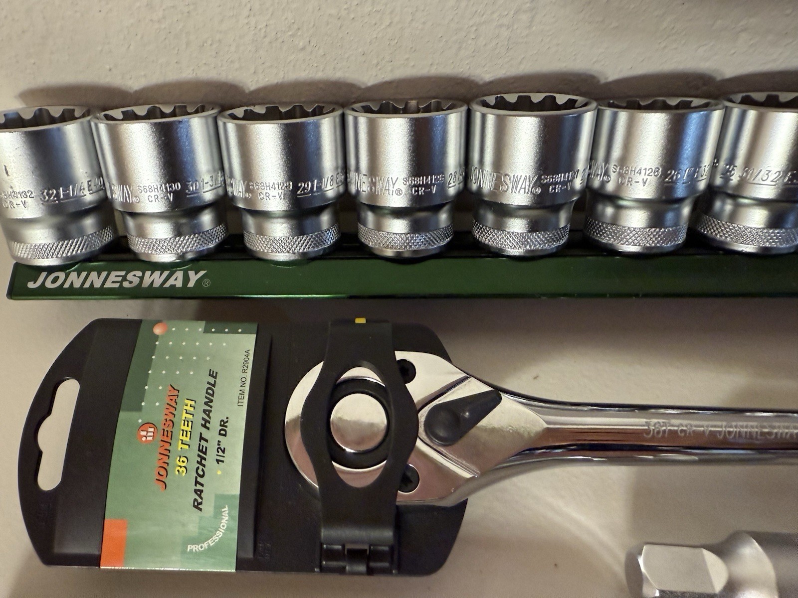 Jonnesway 19 Pcs Deluxe Tool Socket Set1/2″ Dr. with Magnetic Socket