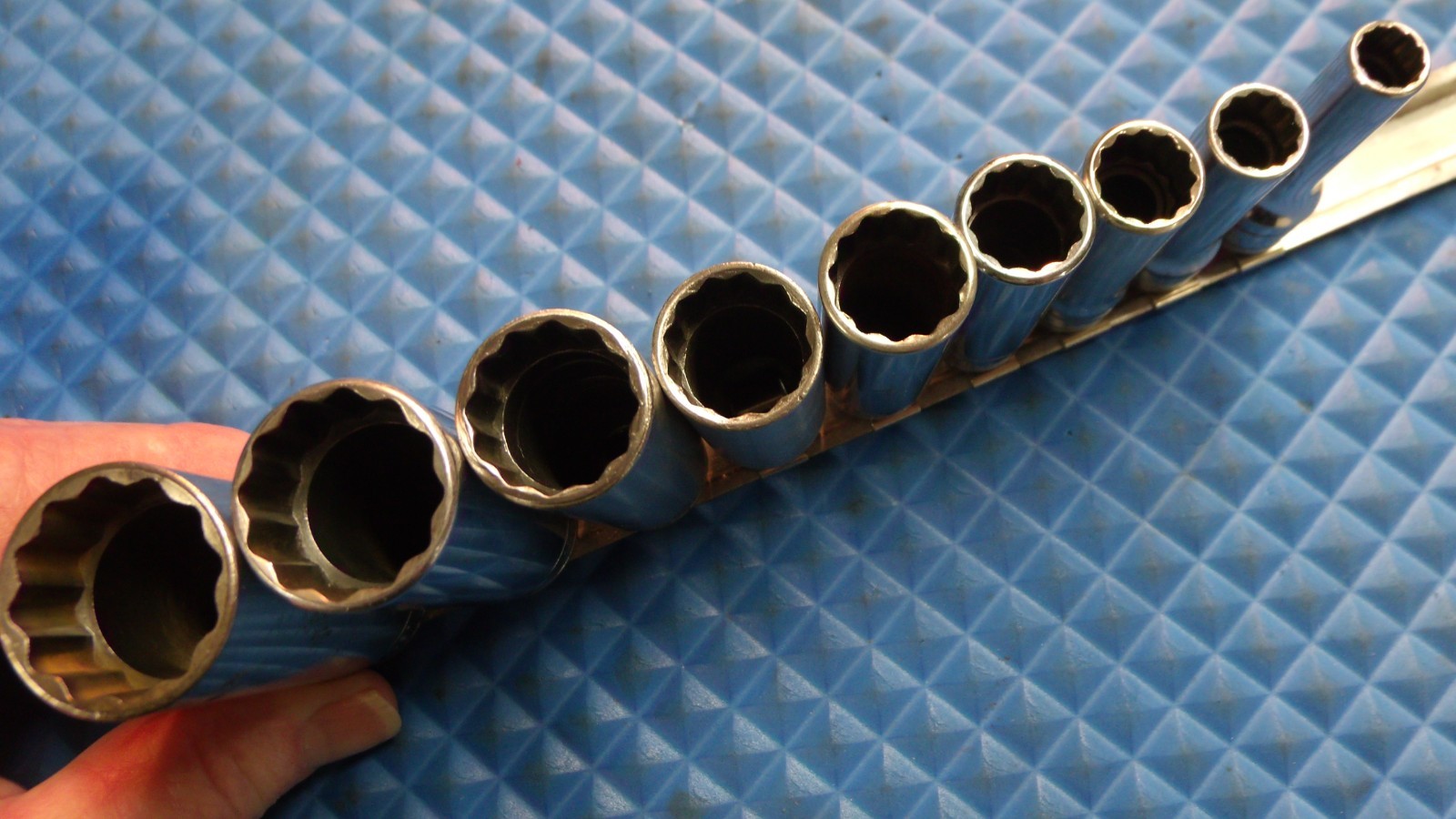 9 PCS. «SNAP-ON» U.S.A. 3/8″ DRIVE 12 POINT DEEP SOCKETS: 5/16 – 7/8″ ON CLIP