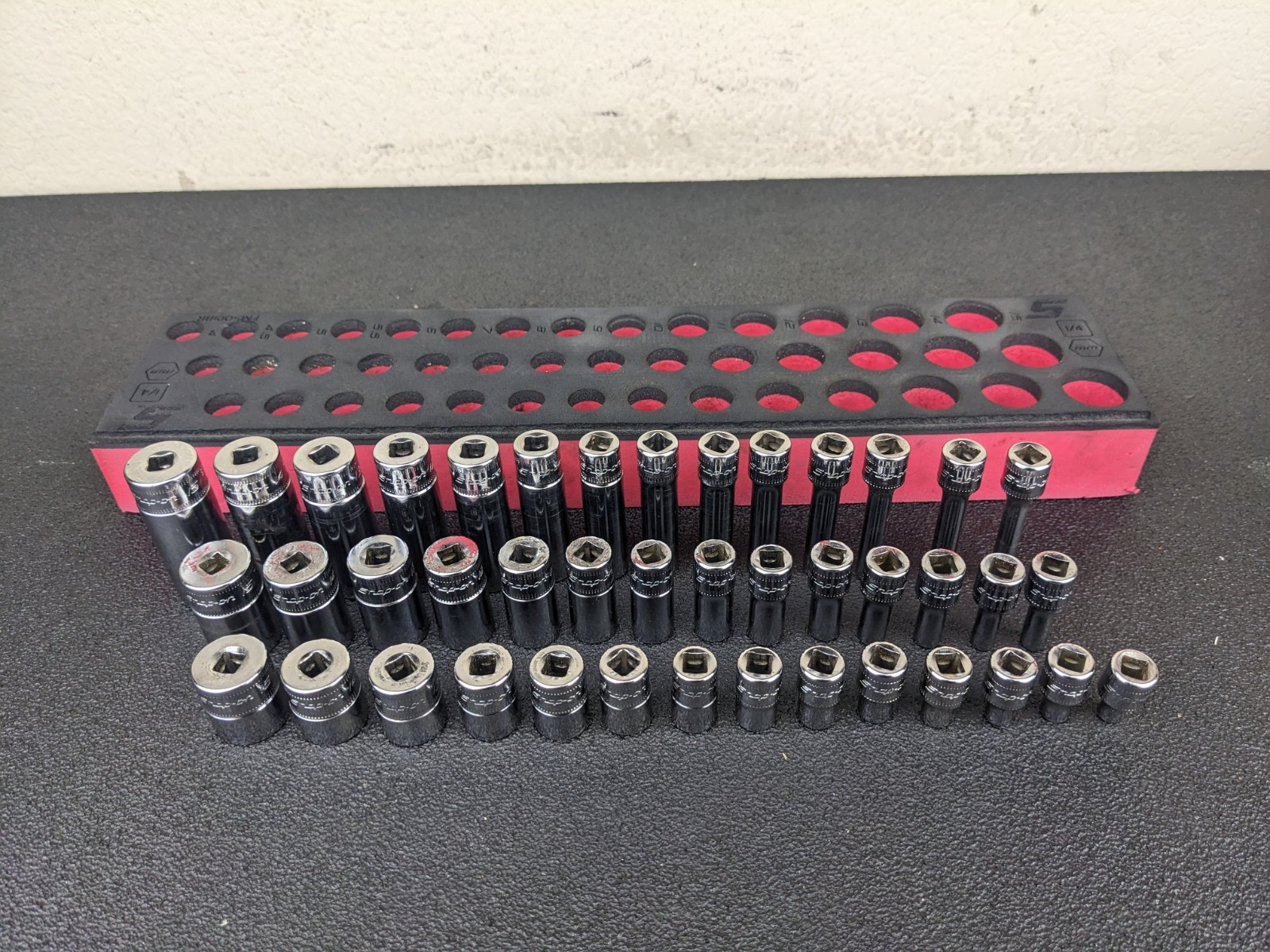 #bn598 Snap-On Tools 142STMMSYFR1 42pc 1/4″ Drive 6-Point Metric Foam Socket Set
