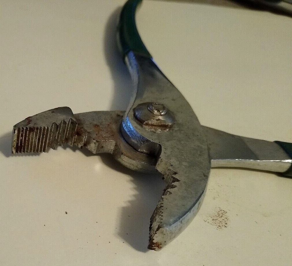 S-K – 7206 – 6-1/2″ Long Slip Joint Pliers – Soft Grip Green Handles -Pre-owned