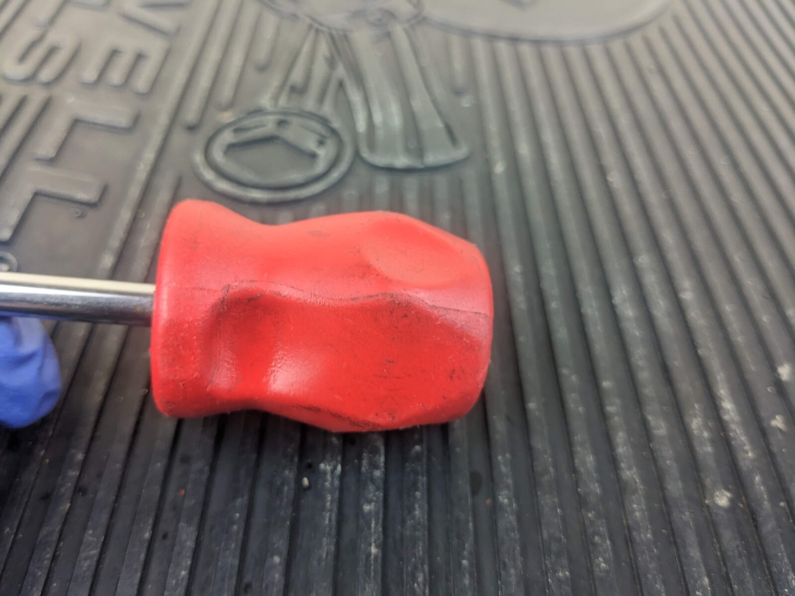 #az235 Snap on Tools SHD1 Stubby Hard Handle Flat Screwdriver RED