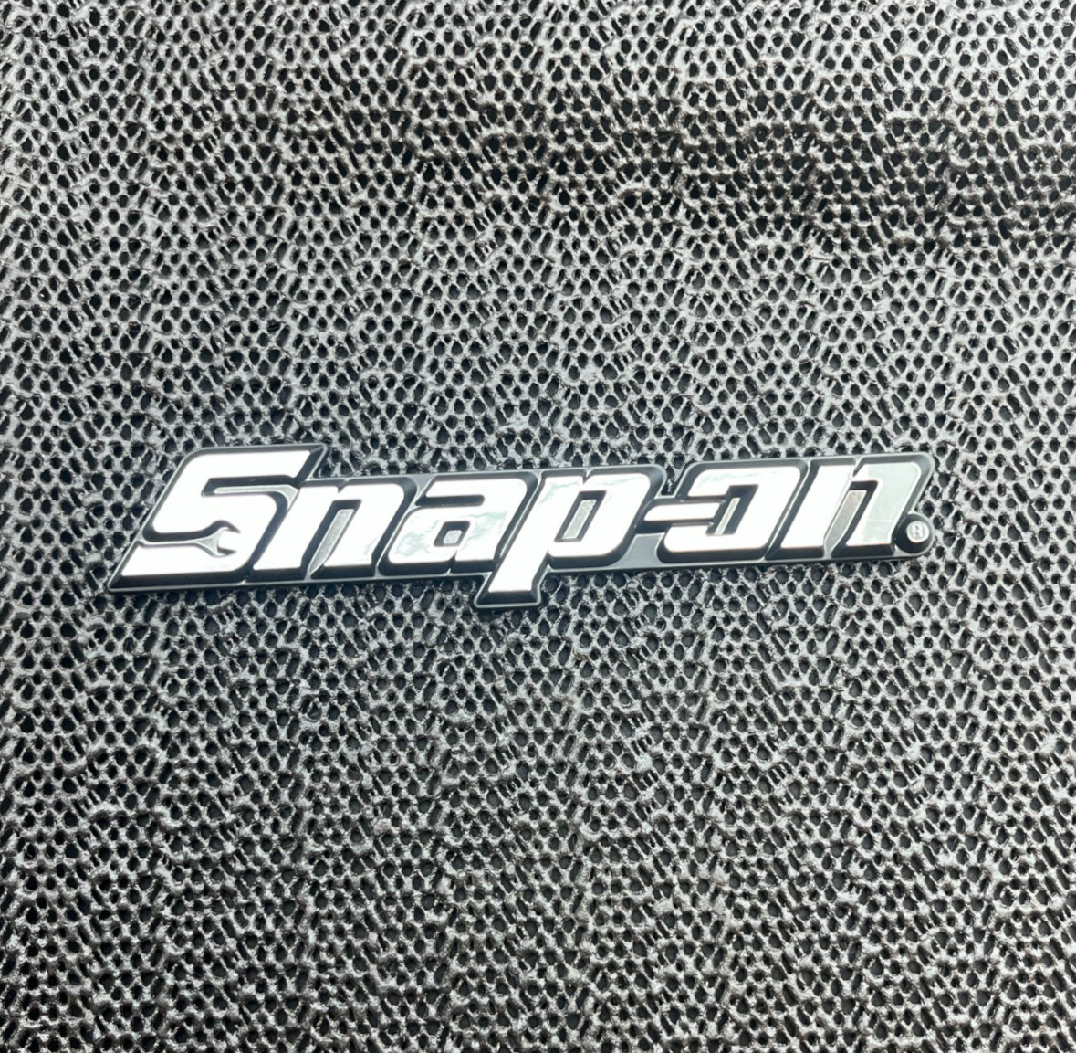 SMALL SNAP ON TOOLS TOOLBOX ROLL CAB CHROME BLACK 3D EMBLEM 115mm