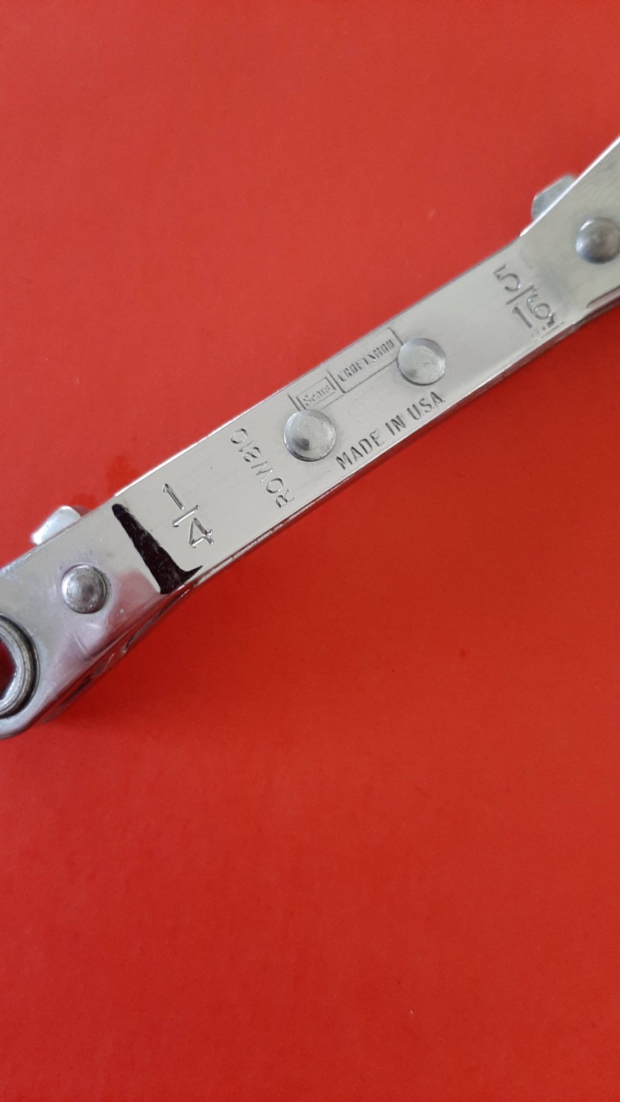 Craftsman USA ROW810 1/4″ x 5/16″ Offset Ratcheting Box Wrench 6pt Point