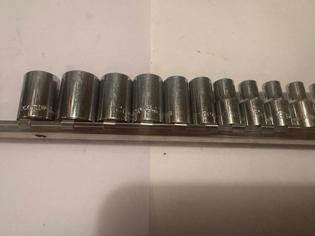 NEW – OPEN BOX CRESCENT 22 PC 1/4″ DRIVE 6 POINT METRIC / SAE SOCKET SET W/ RAIL