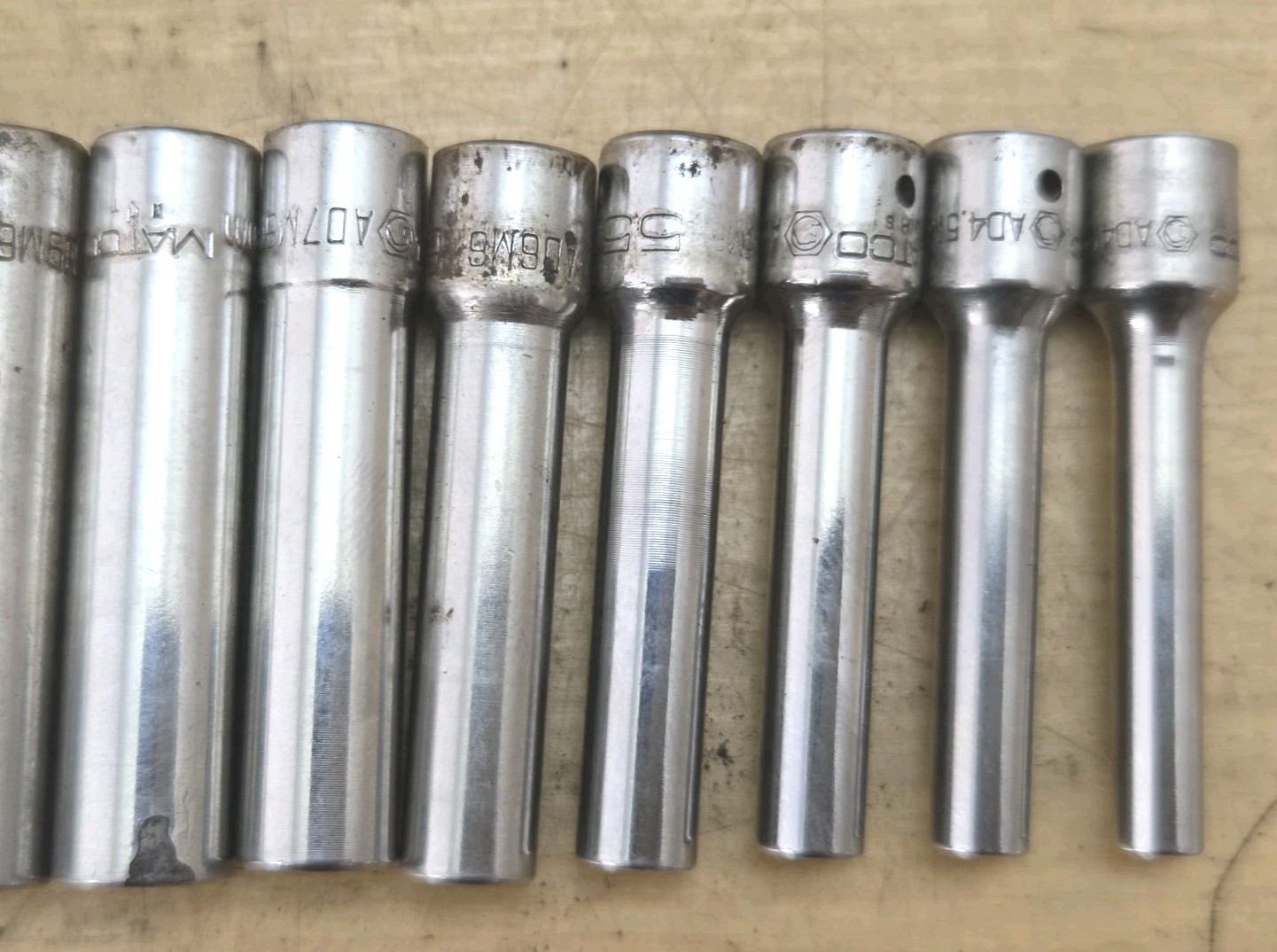 Matco Tools SAMD146TA-1/4″ Drive 14 Pc Metric Deep 6Pt Chrome Socket Set W/ Tray