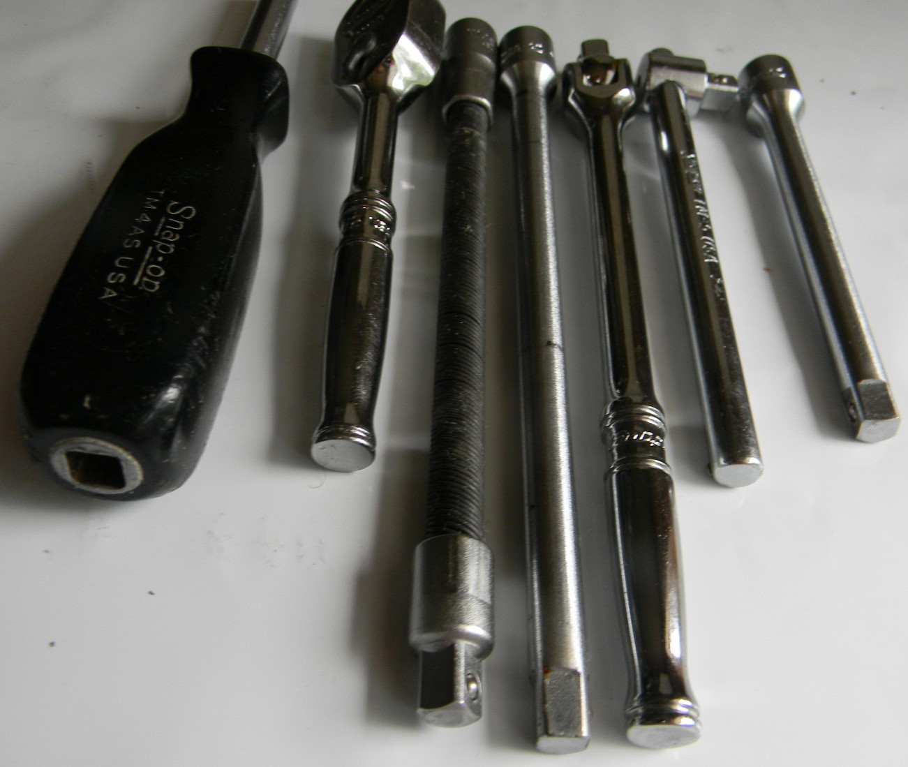 SNAP-ON 1/4″ DRIVE 33PC SAE 6/8PT GENERAL SERVICE SET IN RED METAL STORAGE BOX