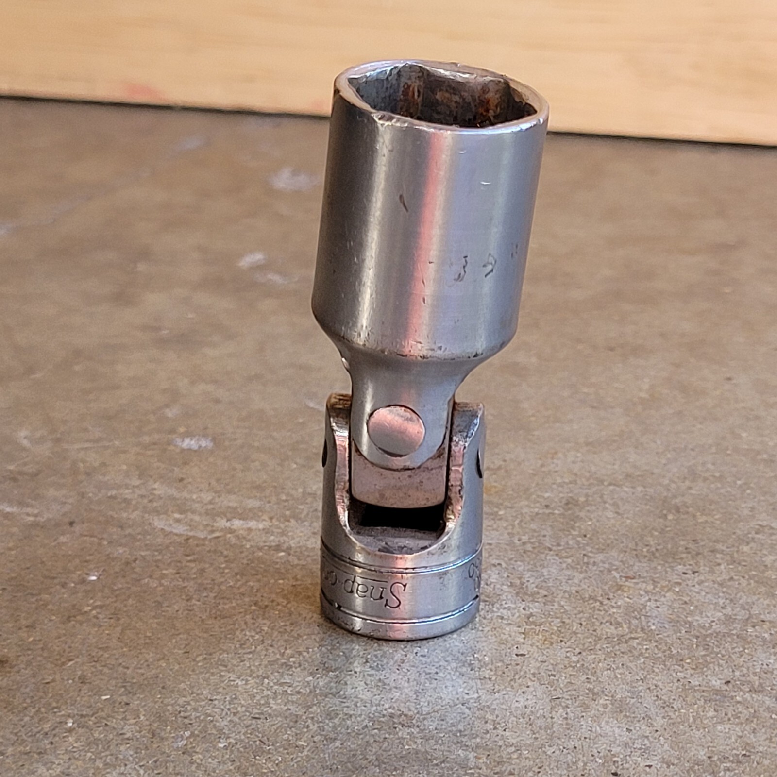 Snap On Tools FSU22 – 11/16″ Semi Deep Swivel Socket, 3/8″ Drive, 6 Point